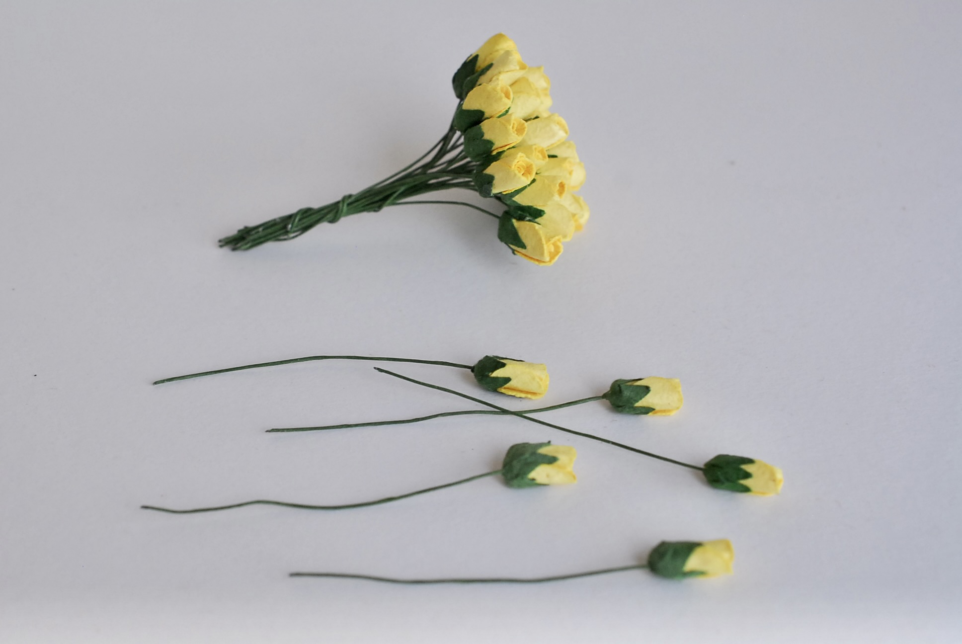 ดอกไม้กระดาษสา ดอกไม้กระดาษสา จตุจักร งานประดิษฐ์ ดอกไม้ทำข้อมือเพื่อนเจ้าสาว แต่งงาน, ดอกกุหลาบตูม 50 ดอก สีเหลือง ขนาด 0.8x1.5 cm. paper flowers, budding roses flower 0.8 x1.5 cm. 50 pieces. yellow color