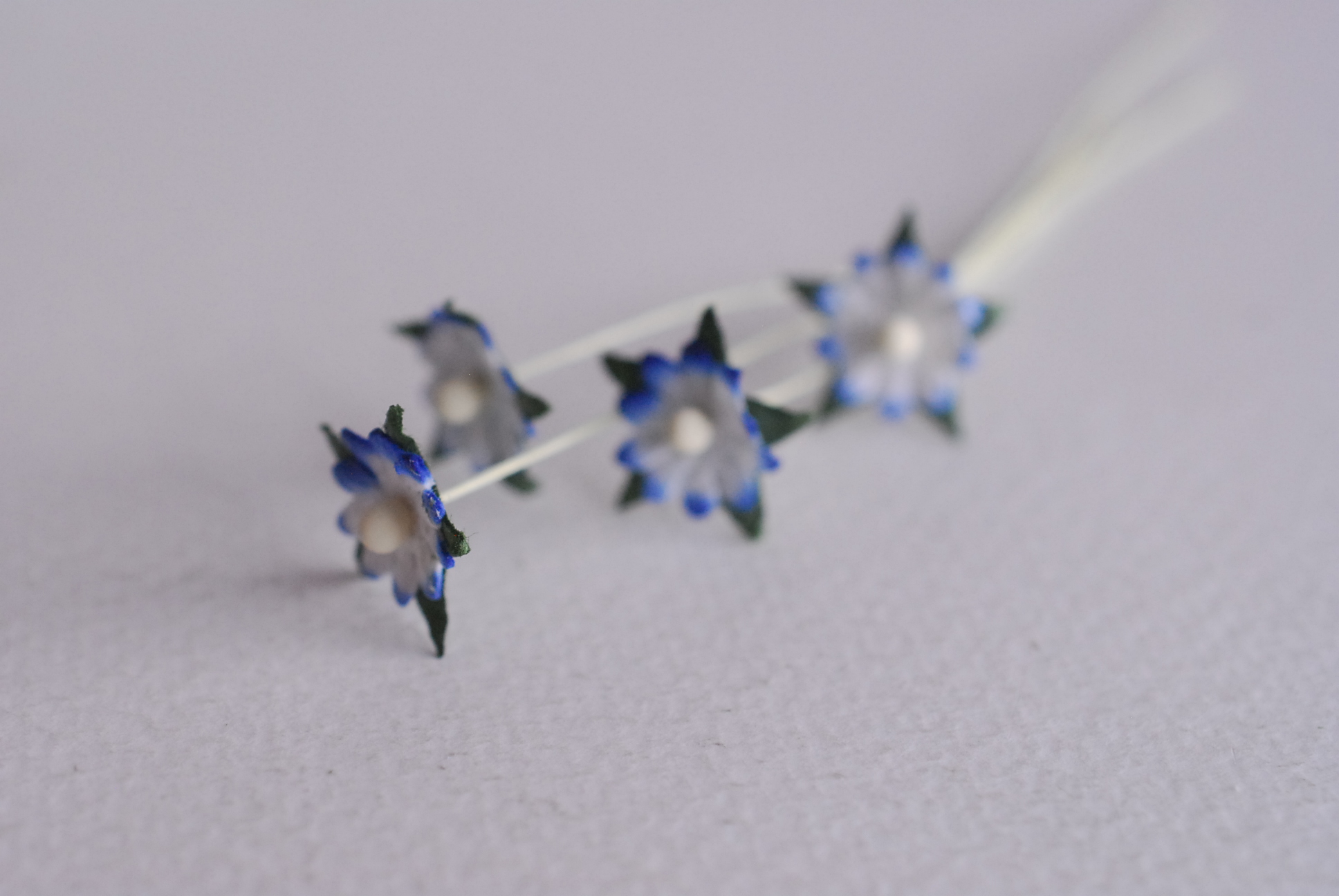 ดอกไม้กระดาษสา ดอกไม้กระดาษสาราคาส่ง ดอกไม้กระดาษสำหรับตกแต่ง งานแต่งงาน หรือติดของชำร่วย ดอกเดซี่ 100 ดอก ขนาด 0.8 cm. สีน้ำเงินปัดขาว Small Paper Flower with stem, 100 pcs., size 0.8 cm., daisy flowers 2 layers, blue brush white color.