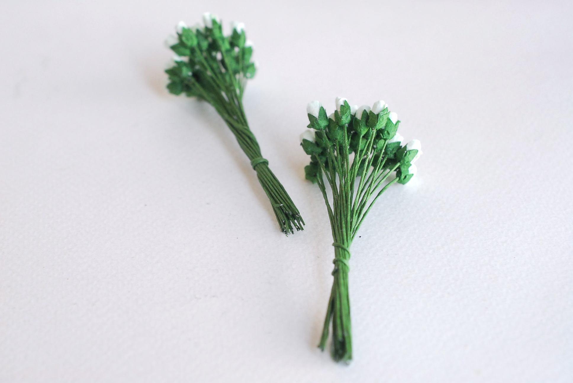 ดอกไม้กระดาษสา ดอกไม้กระดาษสา จตุจักร งานประดิษฐ์ ดอกไม้ทำข้อมือเพื่อนเจ้าสาว แต่งงาน, ดอกกุหลาบตูม 100 ดอก สีเขียวมิ้น color ขนาด 0.5x0.8 cm. paper flowers, budding roses flower 0.5x0.8 cm. 100 pieces. mint color.