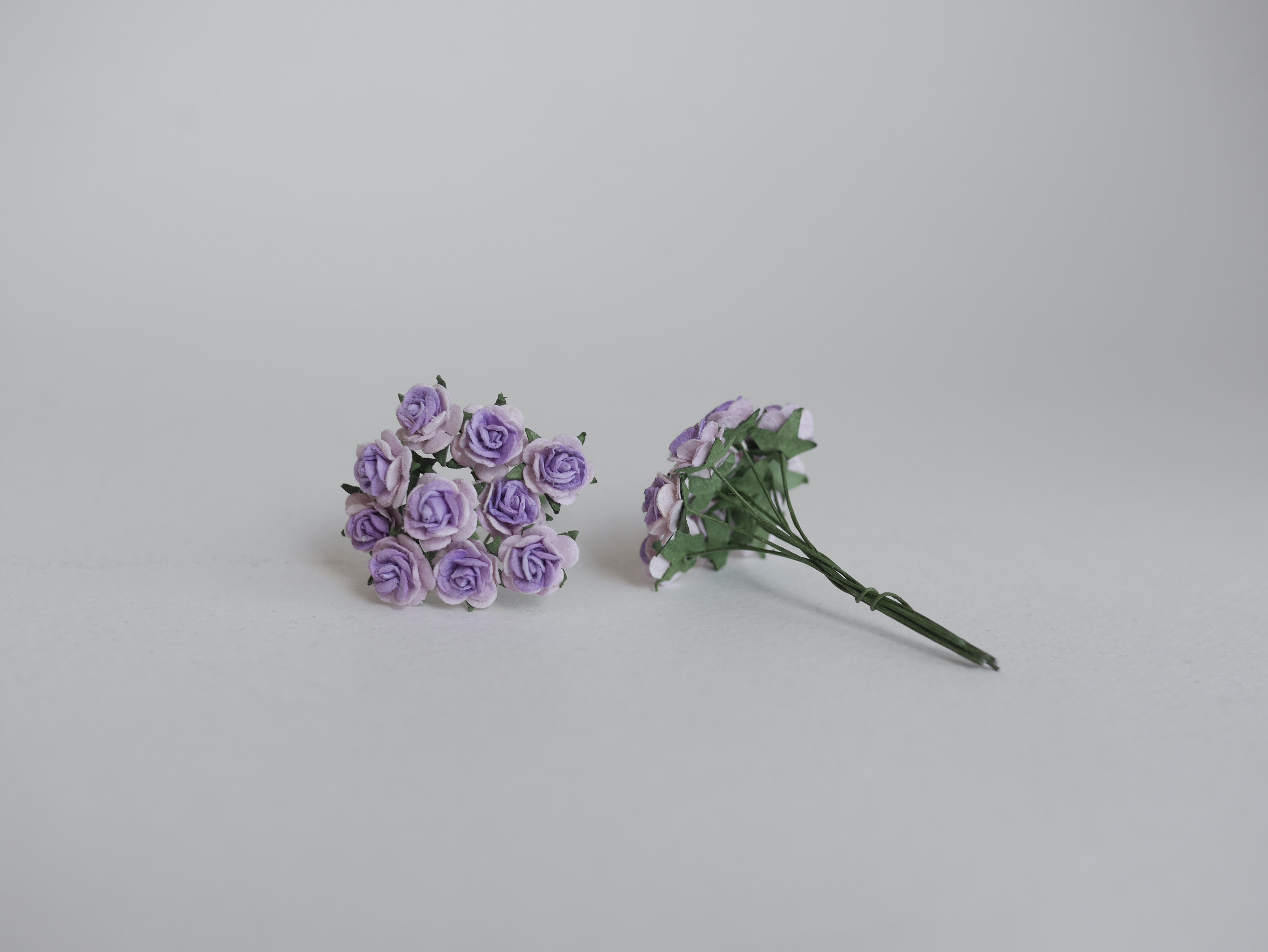 ดอกไม้กระดาษสาสำหรับตกแต่ง ของชำร่วย ดอกกุหลาบกระดาษสา ดอกไม้จิ๋ว สีม่วง two-tone ขนาด 0.8 cm. จำนวน 100 ดอก/1 ถุง