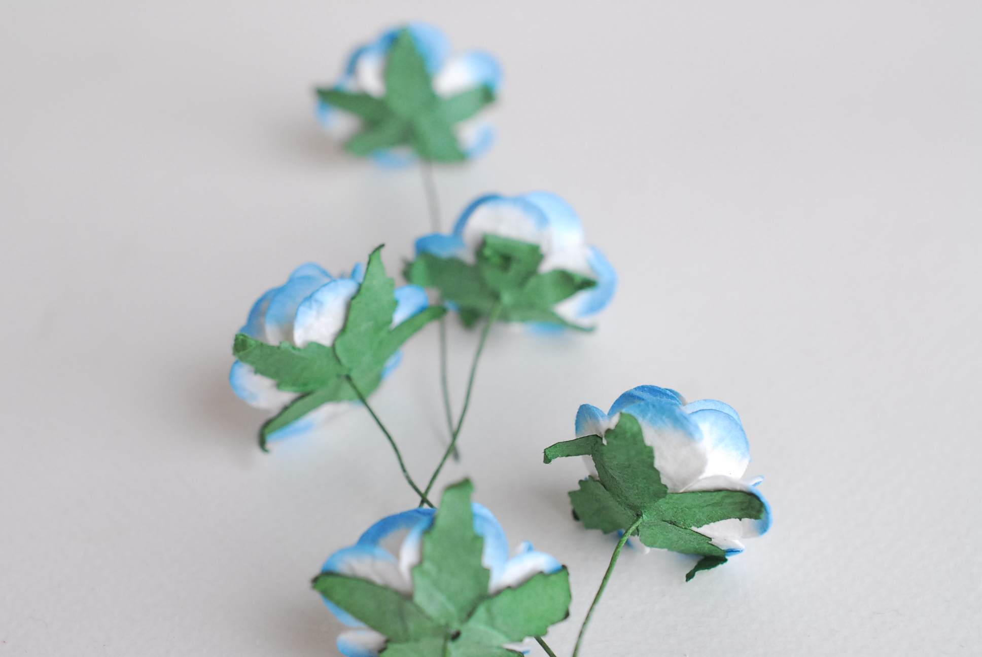 ดอกไม้กระดาษสา ดอกกุหลาบกระดาษ ดอกไม้กุหลาบกระดาษ ราคาส่ง, ดอกกุหลาบกระดาษสา ดอกไม้ประดิษฐ์ สำหรับตกแต่ง หรืองานแต่งงาน สีฟ้าปัดขาว ขนาด 2.5 cm. จำนวน 50 ดอก paper flowers supplies DIY wedding flowers, mini roses paper size 2.5 cm. blue sky brush color.