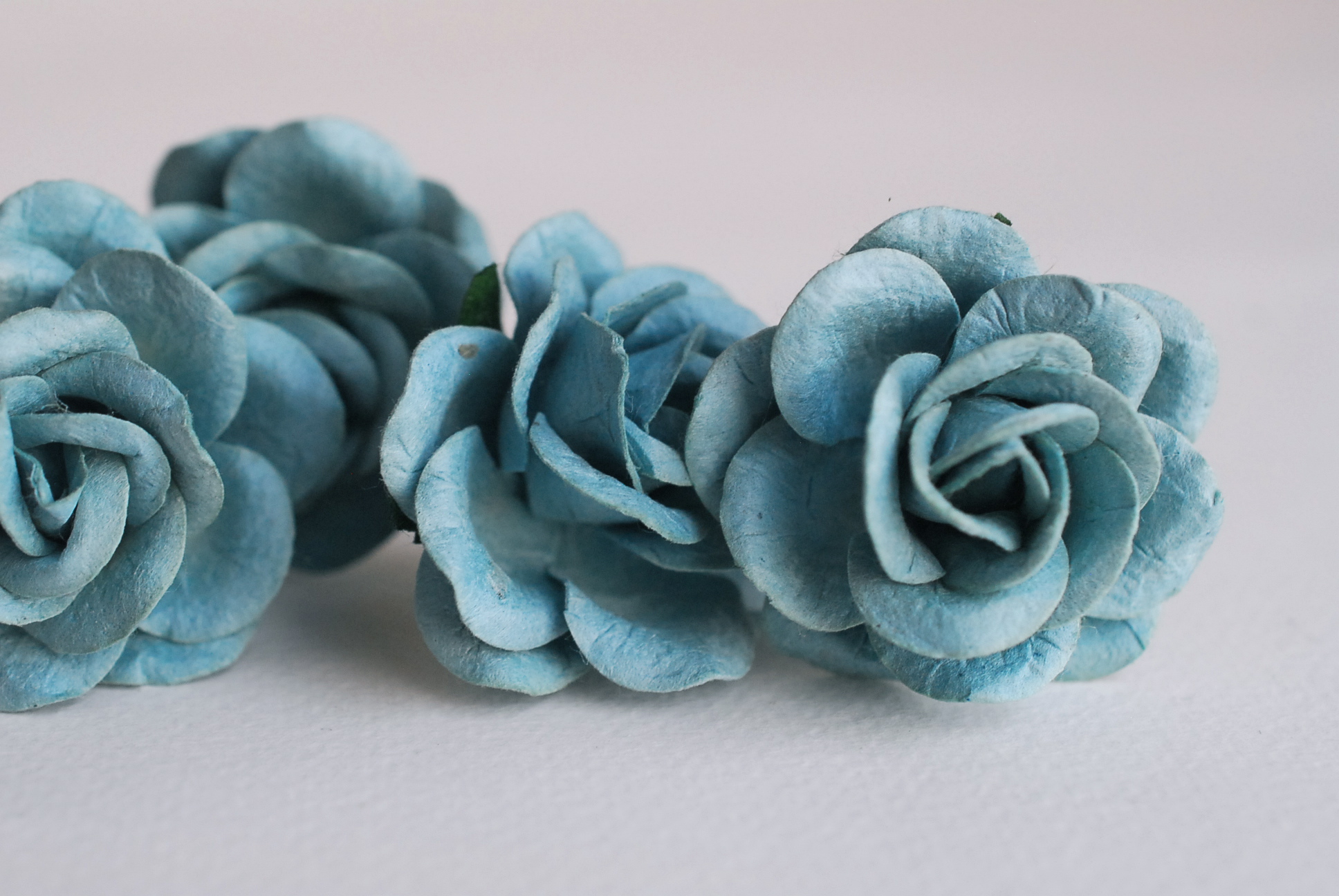 ดอกไม้กระดาษสา ดอกกุหลาบกระดาษสา ดอกไม้กุหลาบ กลีบโค้ง ดอกไม้ประดิษฐ์ สำหรับตกแต่ง หรืองานแต่งงาน สีน้ำเงินเขียวตุ่น ขนาด 3.5 cm. จำนวน 25 ดอก Paper flowers, handmade flowers, small roses paper size 3.5 cm. 25 pieces, tale blue color.