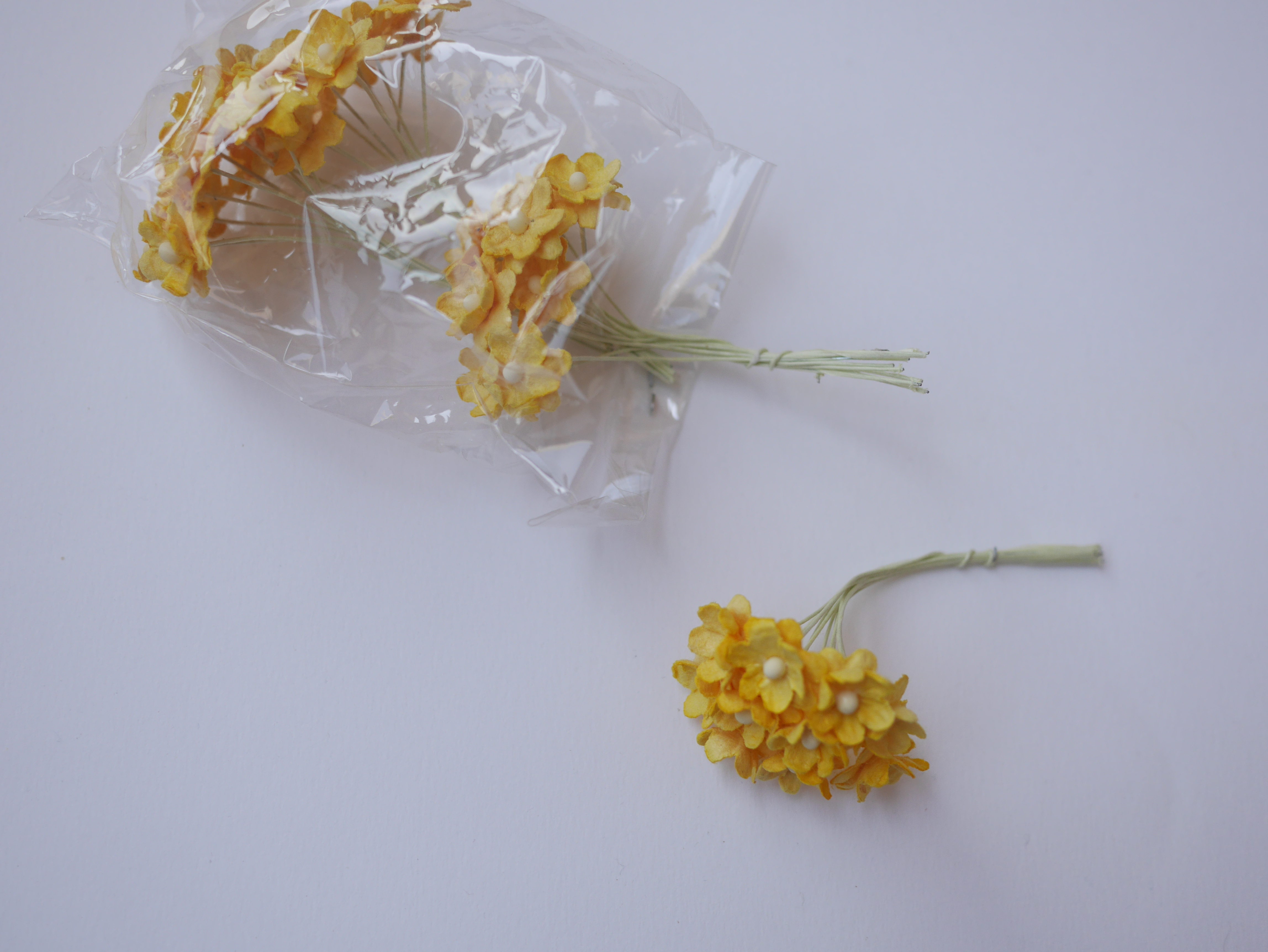 ดอกไม้กระดาษสา ดอกซากุระกระดาษขนาดเล็ก ดอกไม้กระดาษสาราคาส่ง ดอกไม้กระดาษสำหรับตกแต่งของชำร่วย งานแต่งงาน ทำช่อดอกไม้ติดอกเจ้าบ่าว ข้อมือดอกไม้เจ้าสาว ขนาด 1.5 cm. 50 ดอก สีเหลือง Paper flowers supplies: DIY wedding tools Small Cherry blossom (Sakura) 50