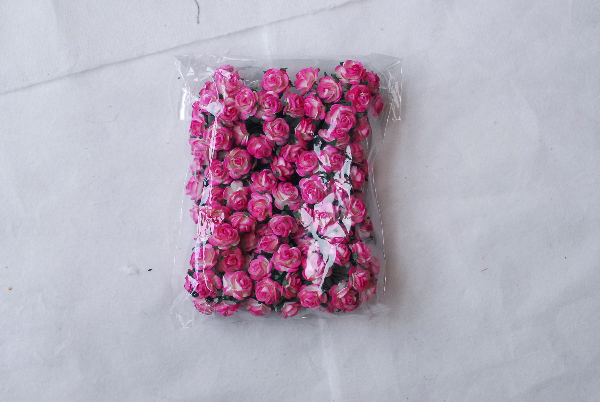 ดอกไม้กุหลาบกระดาษสา ดอกไม้กระดาษสา ดอกไม้ประดิษฐ์ สำหรับตกแต่ง ของชำร่วย ดอกกุหลาบ กระดาษสา สีบานเย็นปัดขาวขนาด 1.5 cm. จำนวน 100 ดอก