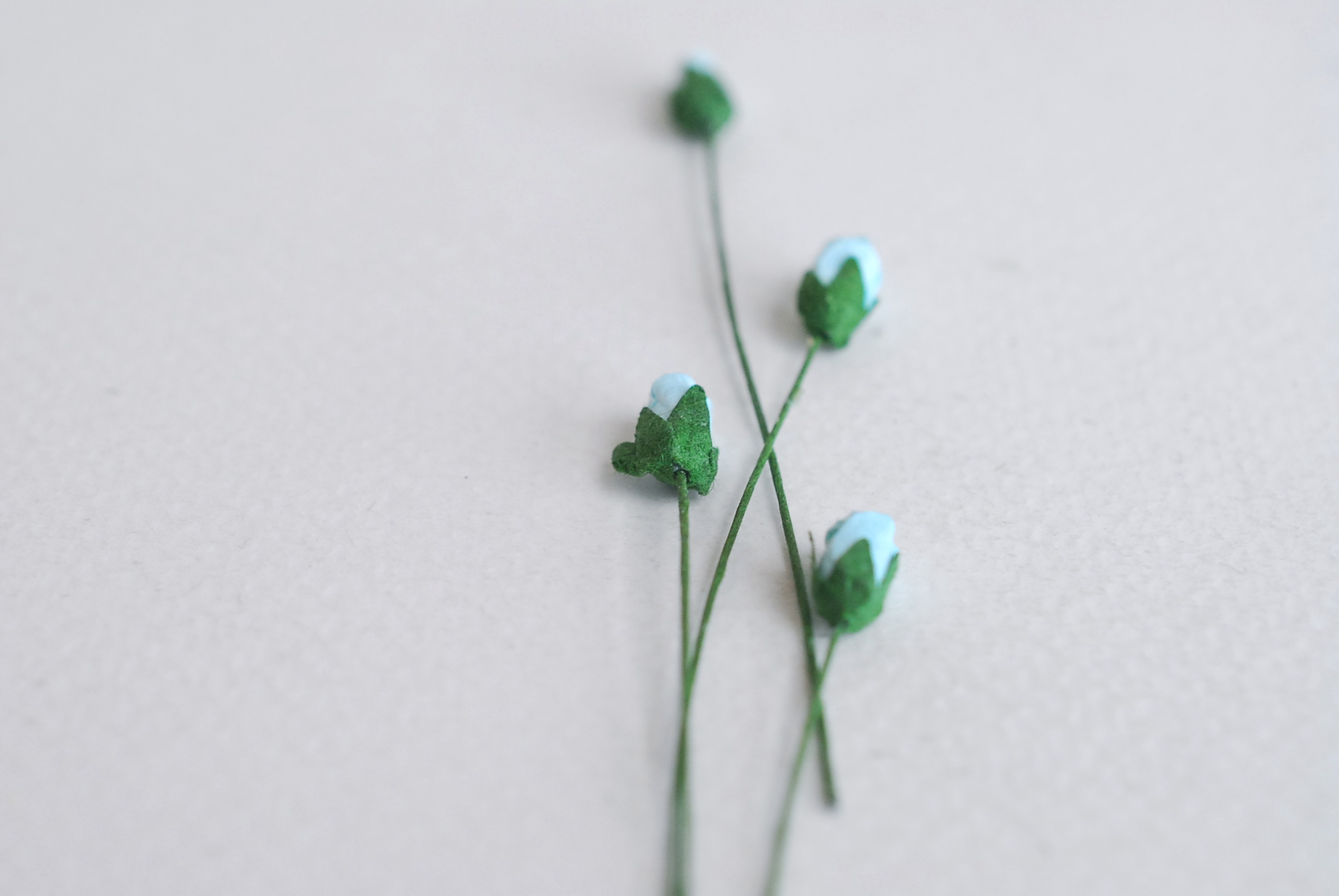 ดอกไม้กระดาษสา ดอกไม้กระดาษสา จตุจักร งานประดิษฐ์ ดอกไม้ทำข้อมือเพื่อนเจ้าสาว แต่งงาน, ดอกกุหลาบตูม 100 ดอก สีฟ้าใส color ขนาด 0.5x0.8 cm. paper flowers, budding roses flower 0.5x0.8 cm. 100 pieces. blue sky color.