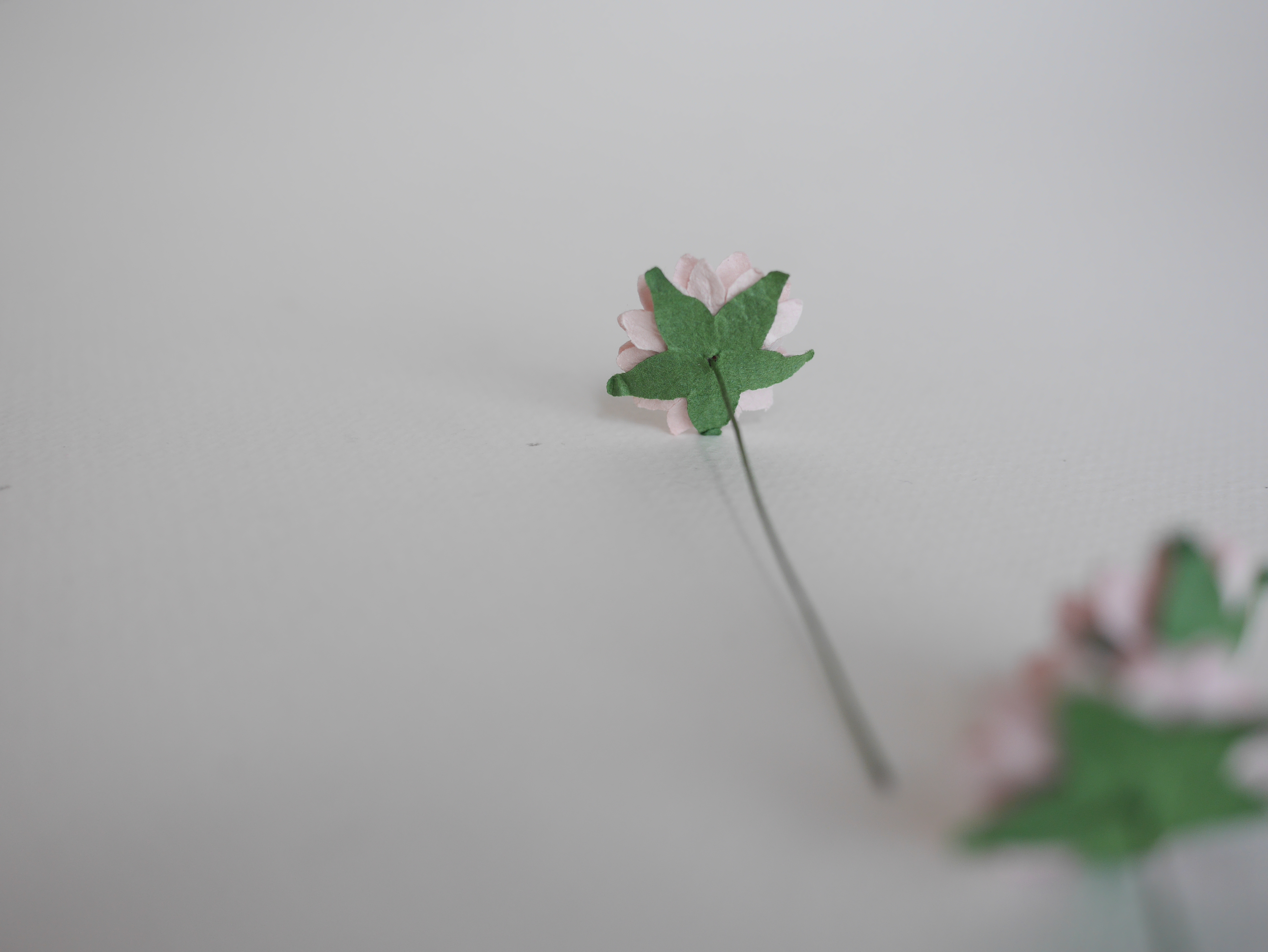 ดอกทานตะวันกระดาษ ดอกไม้กระดาษสา ดอกไม้ประดิษฐ์จากกระดาษสา ดอกทานตะวัน ดอกไม้กระดาษสาขายส่ง ดอกไม้ประดิษฐ์ ดอกไม้ทำข้อมือเพื่อนเจ้าสาว ขนาด 1.5 cm. จำนวน 50 ดอก สีชมพูอ่อน เกสรสีเหลือง Paper Flower, Sun Flowers, pale pink color, size 1.5 cm 50 pieces, yel