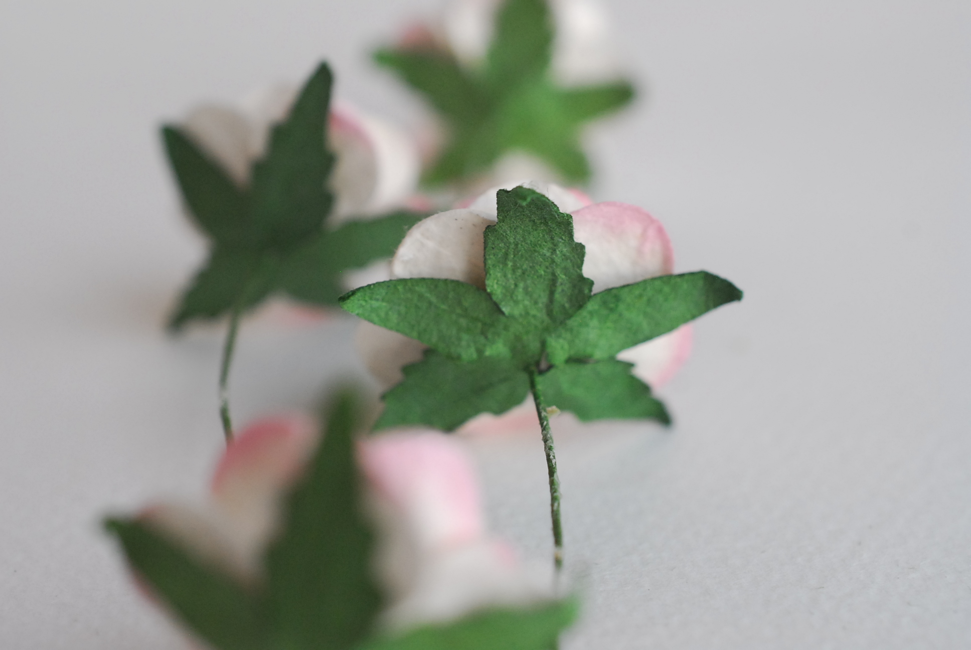 ดอกไม้กระดาษสา ดอกไม้กุหลาบกระดาษ ราคาส่ง, ดอกกุหลาบจิ๋ว ดอกกุหลาบกระดาษสา ดอกไม้ประดิษฐ์ สำหรับตกแต่งของชำร่วย หรืองานแต่งงาน สีชมพูอ่อน (light pink brush) ปัดขาวขนาด 2.5 cm. จำนวน 50 ดอก