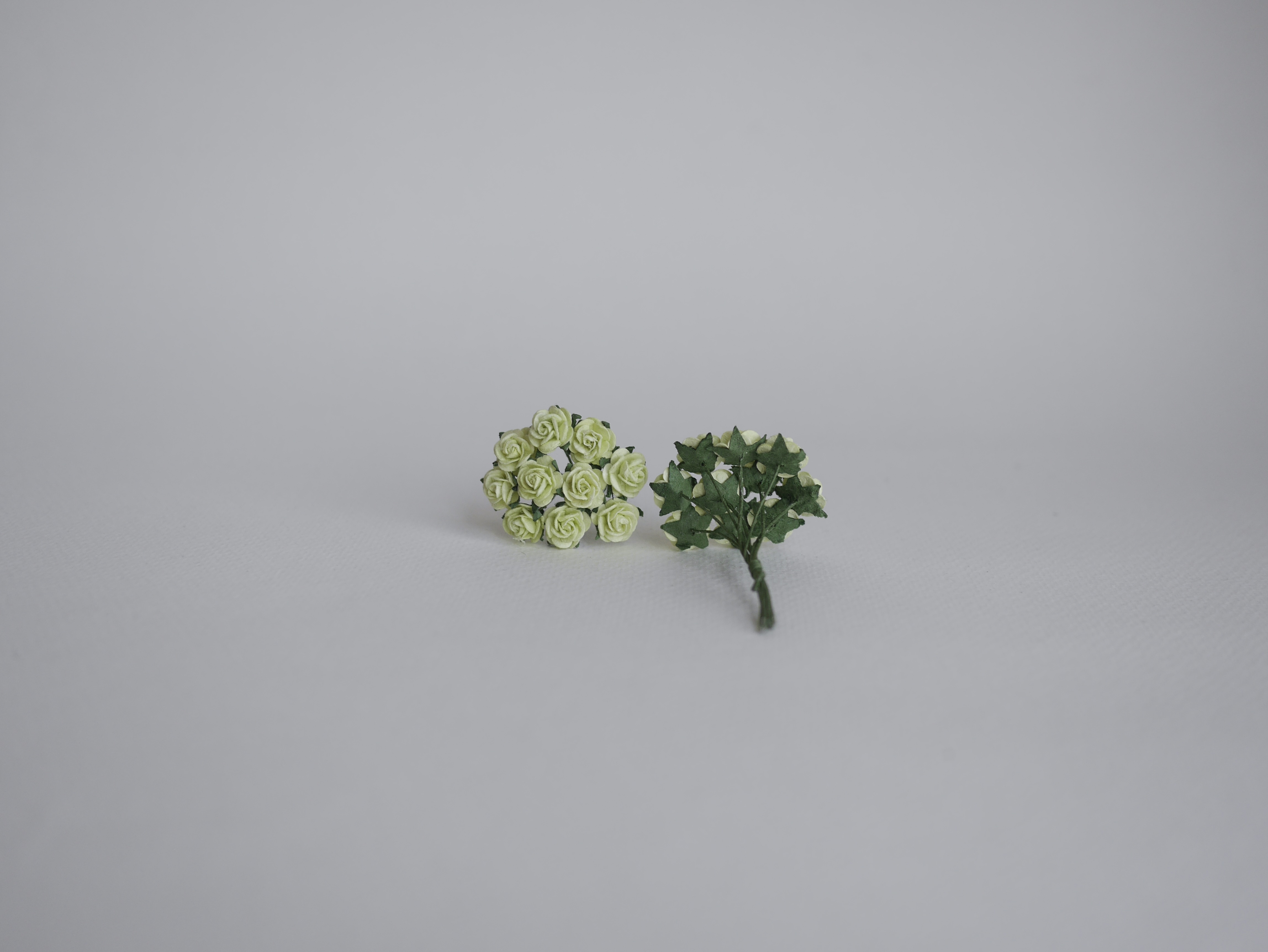 ดอกไม้กระดาษสาสำหรับตกแต่ง ของชำร่วย ดอกกุหลาบกระดาษสา ดอกไม้จิ๋ว สีเขียวอ่อน fresh green ขนาด 0.8 cm. จำนวน 100 ดอก/1 ถุง