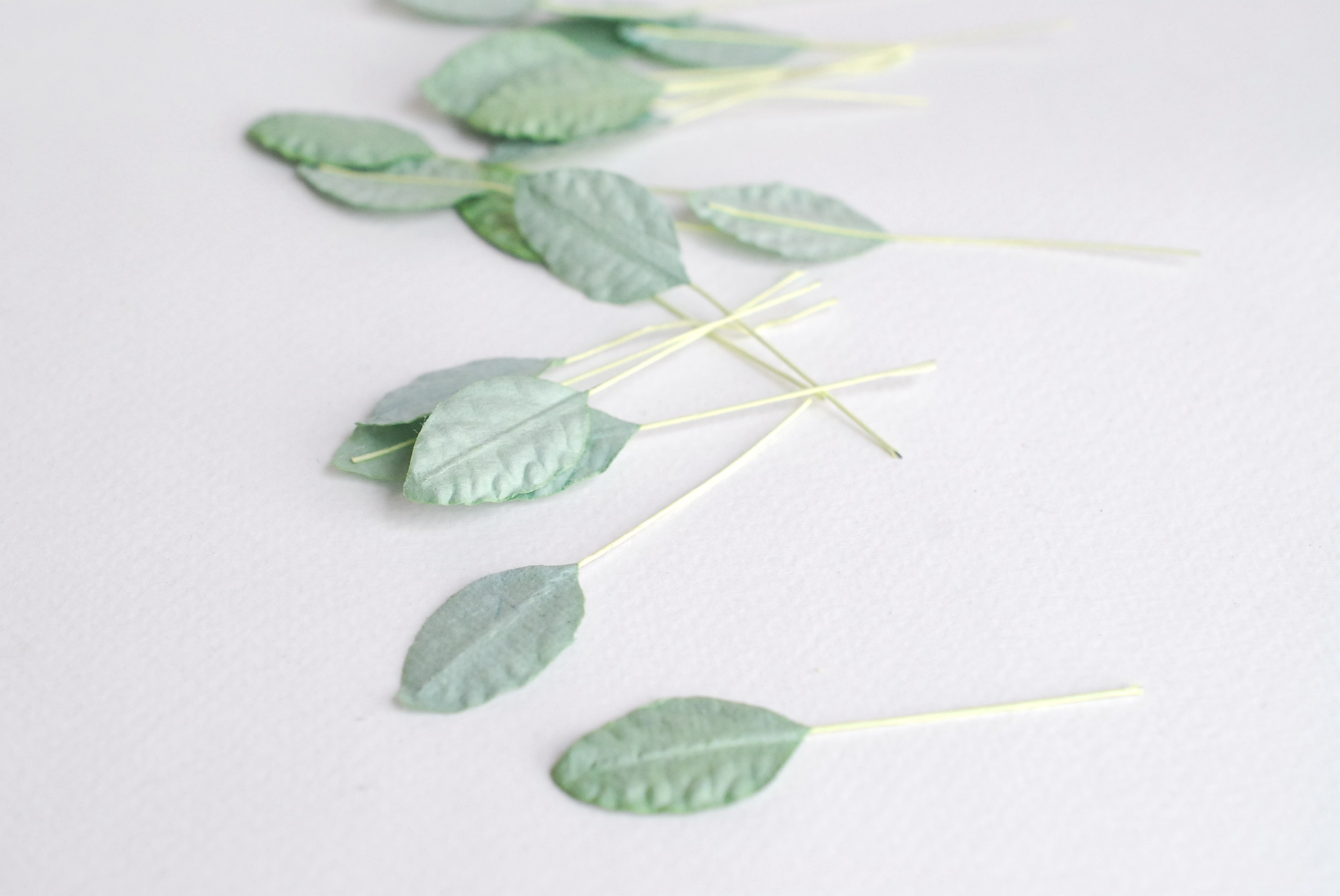 ใบไม้กระดาษ ใบไม้กระดาษสา ราคาส่ง,ใบไม้กุหลาบกระดาษ สำหรับดอกมะลิกระดาษสา ใบไม้ประดิษฐ์ สำหรับตกแต่ง หรืองานแต่งงาน สีเขียว ขนาด 2.5x1.5 cm. จำนวน 100 ใบ