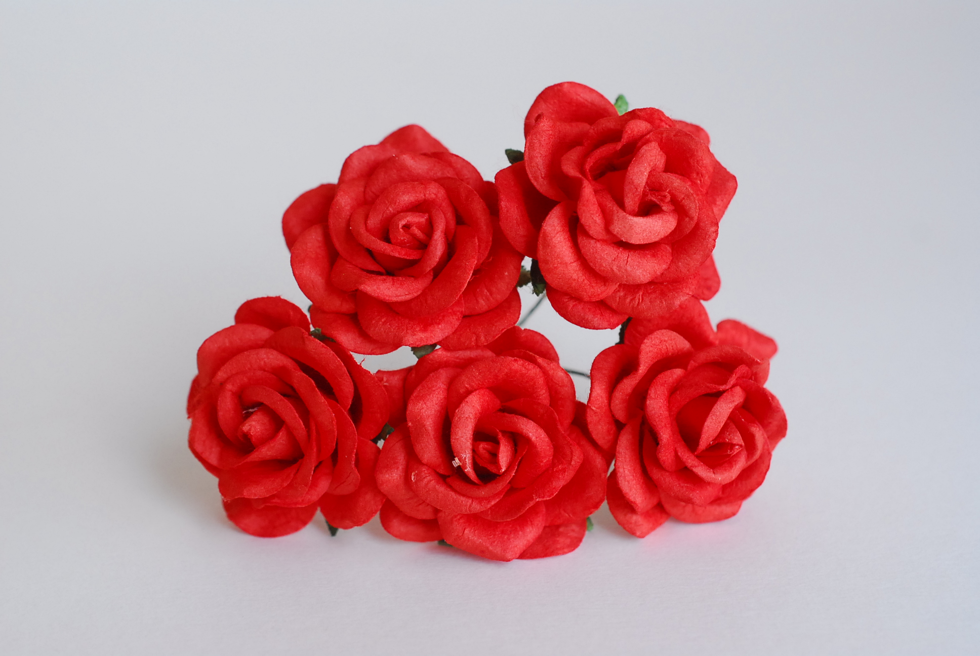 ดอกไม้กระดาษสา ดอกกุหลาบกระดาษสา ดอกไม้กุหลาบ กลีบโค้ง ดอกไม้ประดิษฐ์ สำหรับตกแต่ง หรืองานแต่งงาน สีแดง ขนาด 3.5 cm. จำนวน 25 ดอก Paper flowers, handmade flowers, DIY supplies small roses paper size 3.5 cm. 25 pieces, red color.