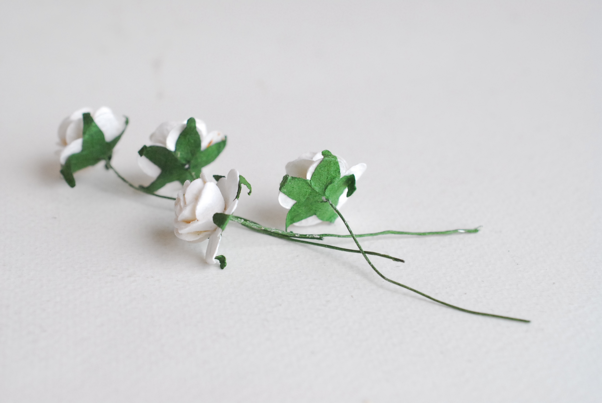 ดอกไม้กระดาษสา ราคาส่ง, ดอกกุหลาบกระดาษสา ดอกไม้ประดิษฐ์ ตกแต่งงานแต่งงาน ขนา่ด 2.00 cm., สำหรับของชำร่วย, งานแต่งงาน, ดอกไม้ทำข้อมือเจ้าสาว สีขาว จำนวน 50 ดอก Paper flower,50 Pieces mulberry rose, 2 cm. white color.