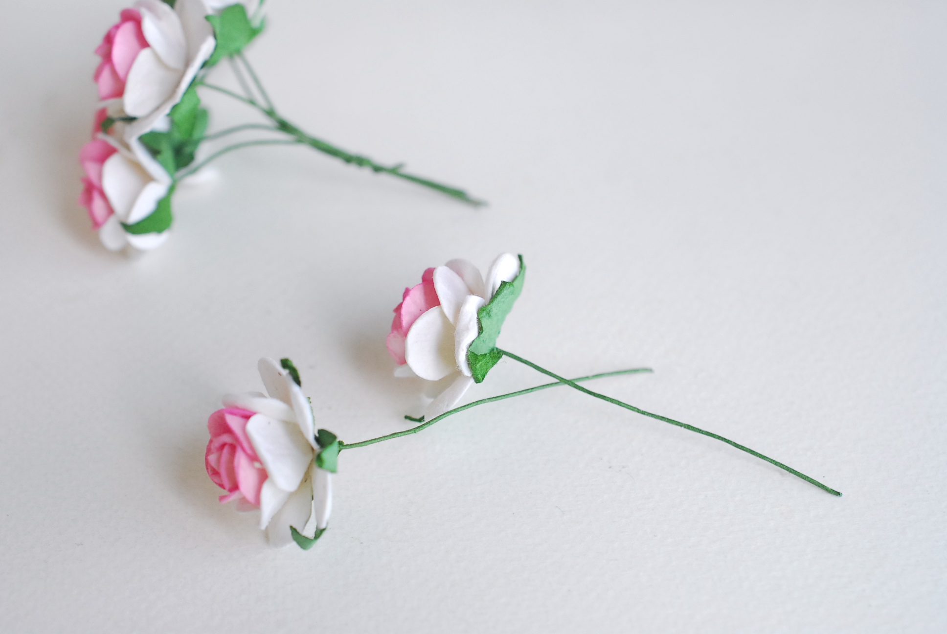 ดอกไม้กระดาษ ดอกไม้กระดาษสา ราคาส่ง,ดอกไม้กุหลาบกระดาษ ดอกกุหลาบกระดาษสา ดอกไม้ประดิษฐ์ สำหรับตกแต่ง หรืองานแต่งงาน ชมพูขาว 2 tone ขนาด 2.5 cm. จำนวน 50 ดอก