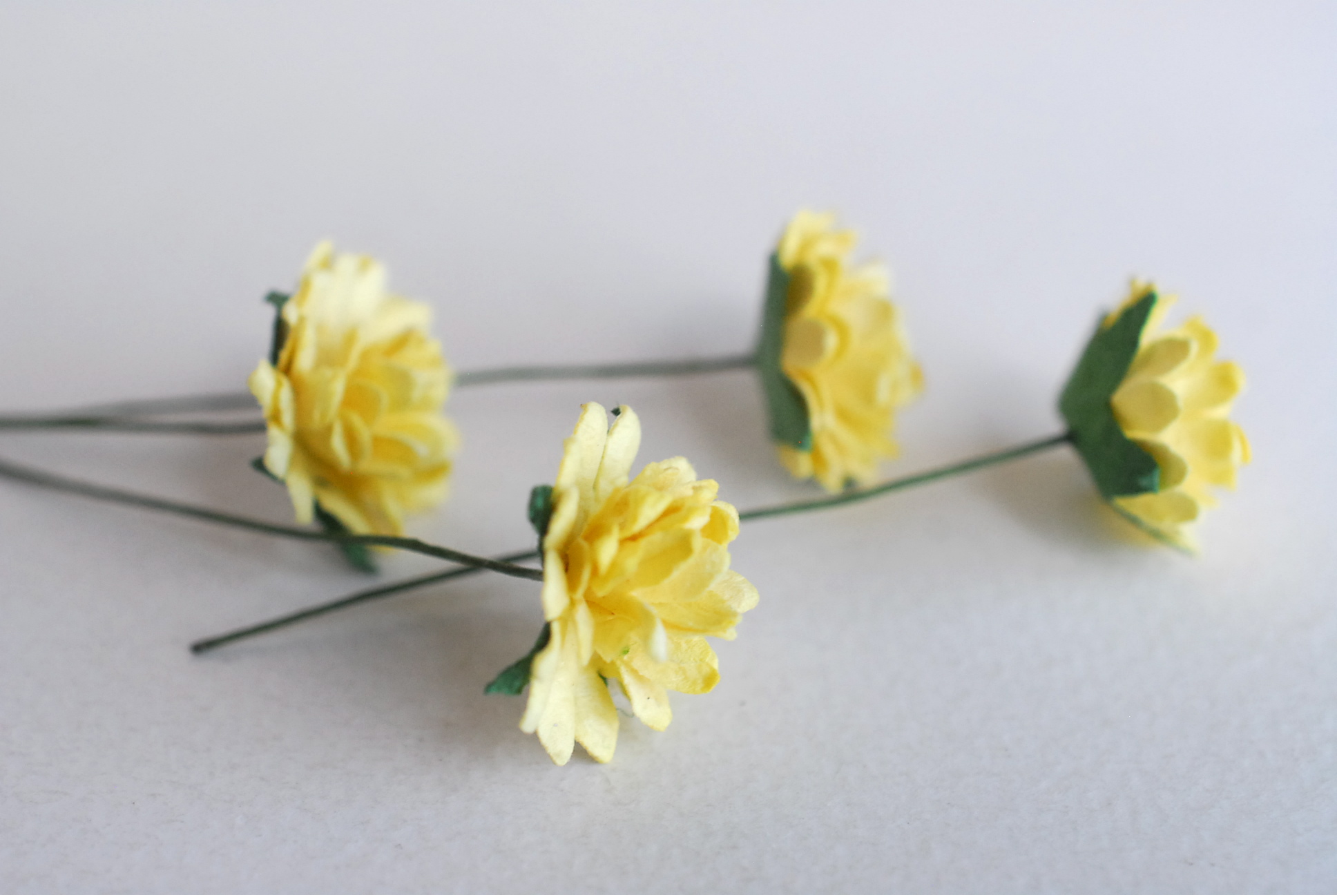 ดอกไม้ประดิษฐ์, ดอกไม้กระดาษสา, ดอก gypsophila, ดอกยิปโซ งานประดิษฐ์ตกแต่งของชำร่วย, ดอกไาด 1.5 cmม้ทำพานพุ่ม,พานพวงมาลัย, พานรับไหว้, ขันหมาก. สีเหลือง