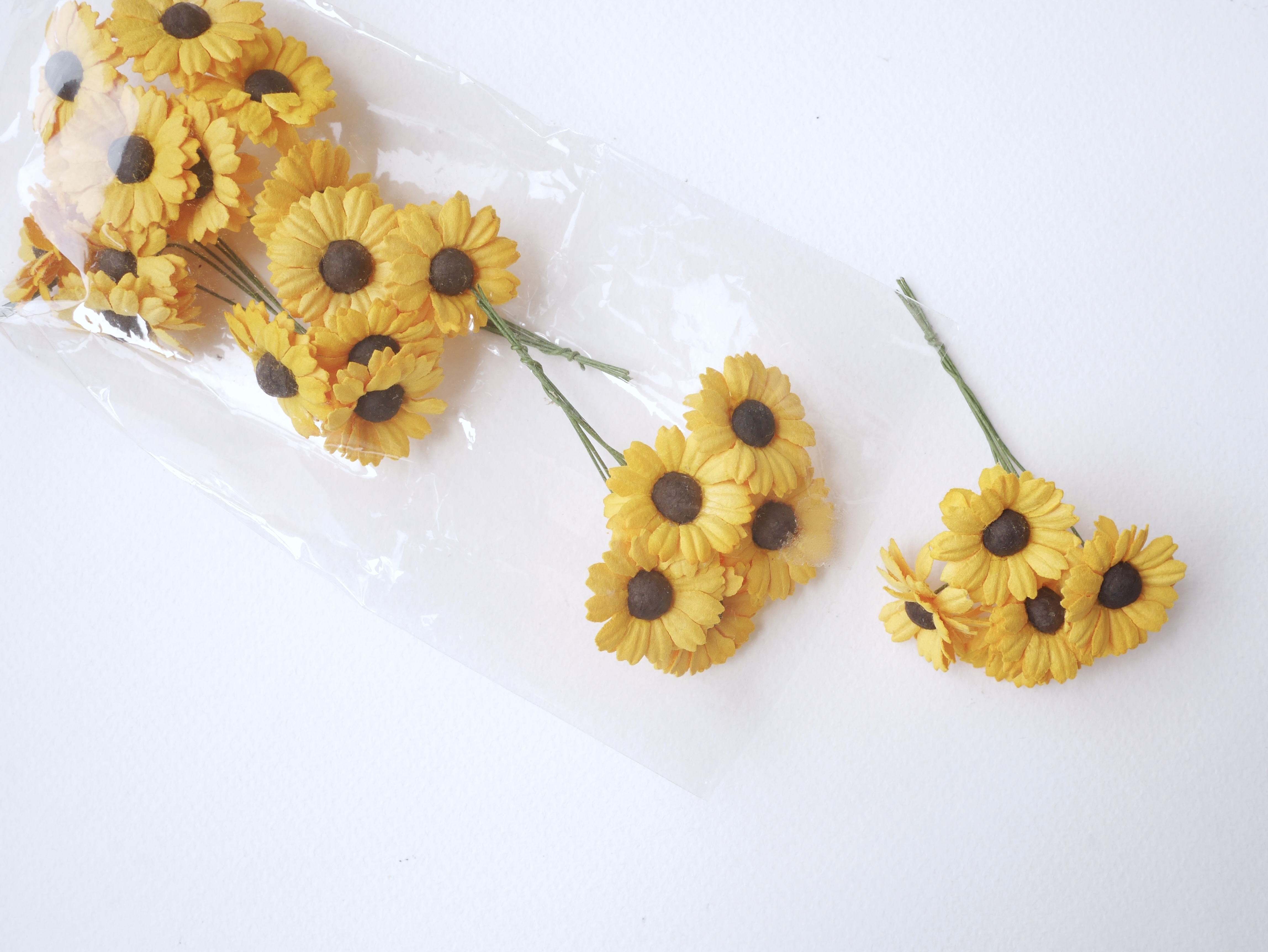 ดอกไม้กระดาษสา ดอกไม้ประดิษฐ์จากกระดาษสา ดอกเดซี่ เกสรสีทอง ดอกไม้กระดาษสาขายส่ง ดอกไม้ประดิษฐ์ ดอกไม้ทำข้อมือเพื่อนเจ้าสาว ดอก daisy ขนาด 3 cm. จำนวน 25 ดอก สีเหลือง Paper Flower, 25 Daisy Flowers, yellow color, size 3 cm., brown pollen.