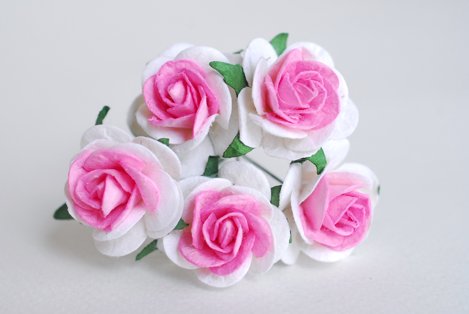 ดอกไม้กระดาษ ดอกไม้กระดาษสา ราคาส่ง,ดอกไม้กุหลาบกระดาษ ดอกกุหลาบกระดาษสา ดอกไม้ประดิษฐ์ สำหรับตกแต่ง หรืองานแต่งงาน ชมพูขาว 2 tone ขนาด 2.5 cm. จำนวน 50 ดอก