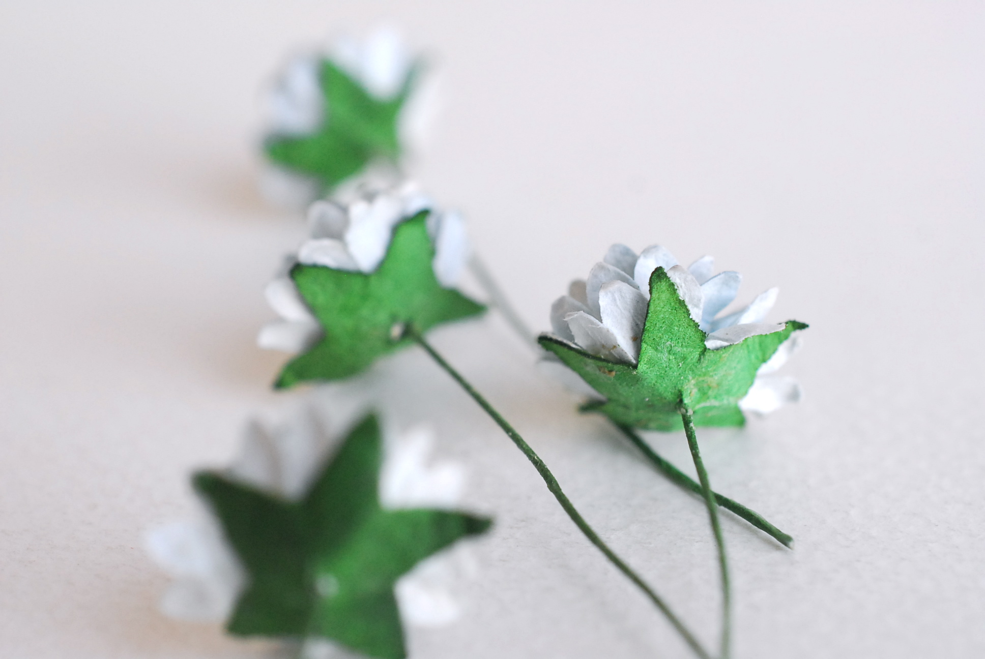 ดอกไม้ประดิษฐ์, ดอกไม้กระดาษสา, ดอก gypsophila, ดอกยิปโซ งานประดิษฐ์ตกแต่งของชำร่วย, ดอกไม้ทำพานพุ่ม,พานพวงมาลัย, พานรับไหว้, ขนาด 1.5 cm. สีฟ้าตุ่น