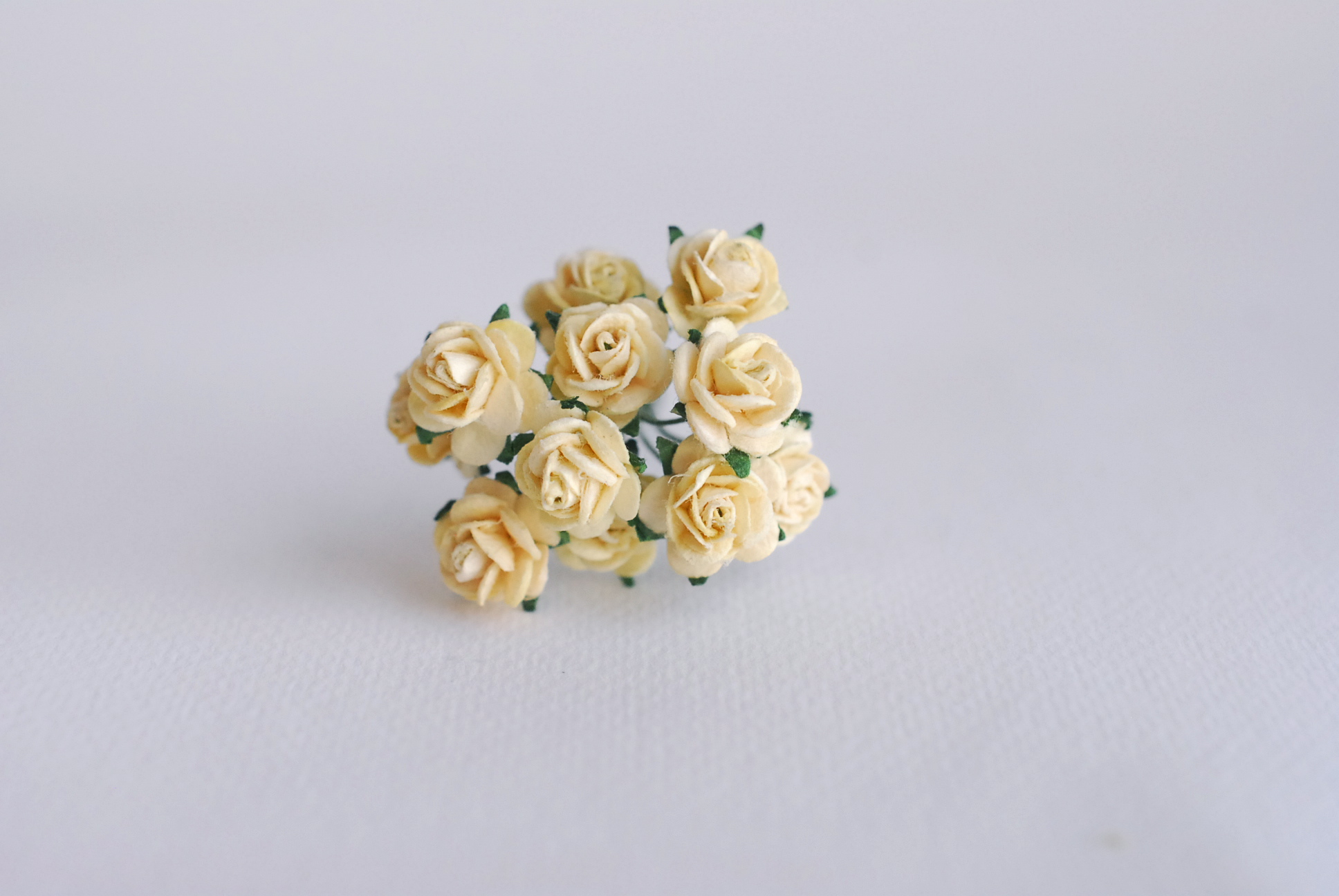 ดอกไม้กระดาษสาสำหรับตกแต่ง ของชำร่วย ดอกกุหลาบ กระดาษสา สีครีมเหลือง #147 ขนาด 1 cm. จำนวน 100 ดอก/1 ถุง