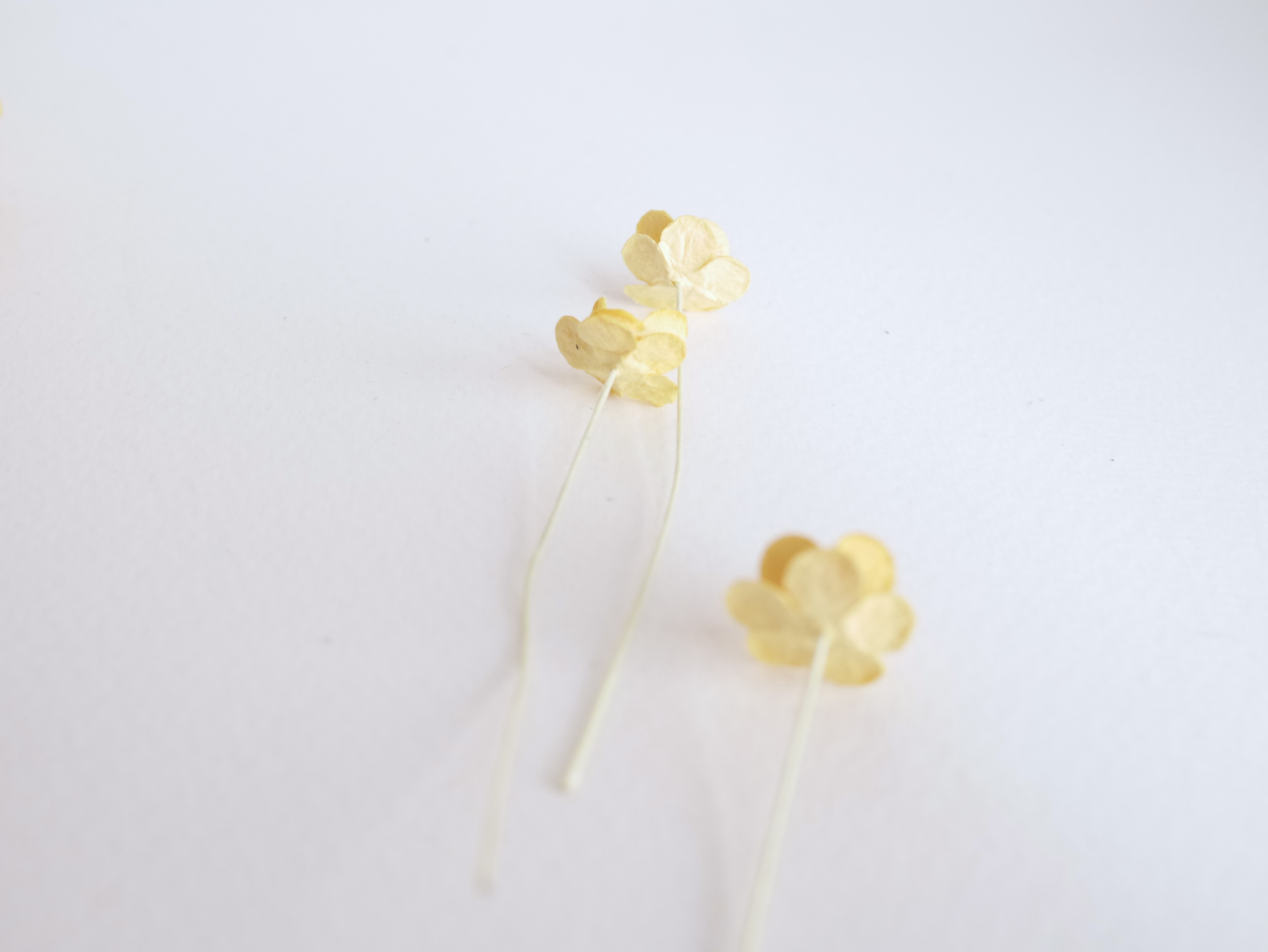 ดอกไม้กระดาษสา ราคาส่ง, ดอกไฮเดรนเยียกระดาษสา ดอกไม้ประดิษฐ์ ตกแต่งงานแต่งงาน ประดิษฐ์ข้อมือ เพื่อนเจ้าสาว ขนาด 1.5 cm., สำหรับของชำร่วย, งานแต่งงาน, ดอกไม้ทำข้อมือเจ้าสาว สีเหลืองกลาง จำนวน 100 ดอก Paper flower,100 Pieces mulberry hydenyia, yellow color