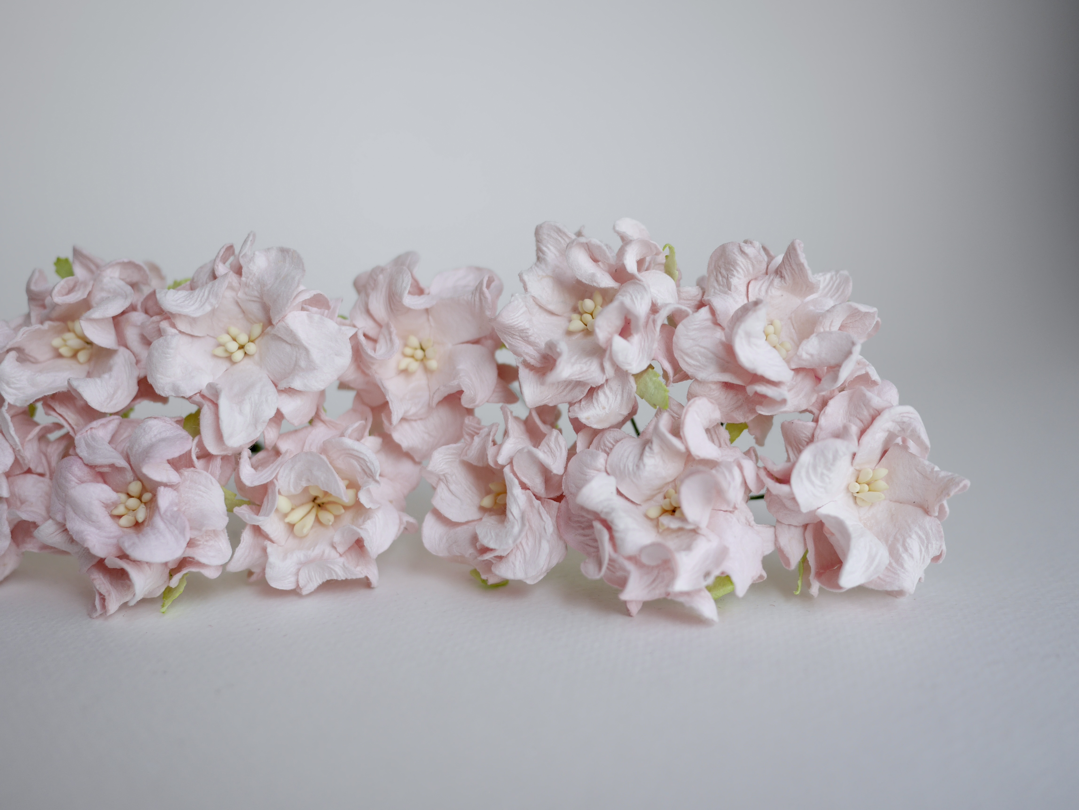 ดอกไม้กระดาษสา ราคาส่ง, ดอกการเดนเนียกระดาษสา ดอกไม้ประดิษฐ์ ตกแต่งงานแต่งงาน ประดิษฐ์ข้อมือเพื่อนเจ้าสาว ขนาด 3.5 cm., สำหรับของชำร่วย, งานแต่งงาน, ดอกไม้ทำข้อมือเจ้าสาว สีชมพูอ่อน จำนวน 25 ดอก Paper flower,25 Pieces mulberry gardenia flowers supplies, s