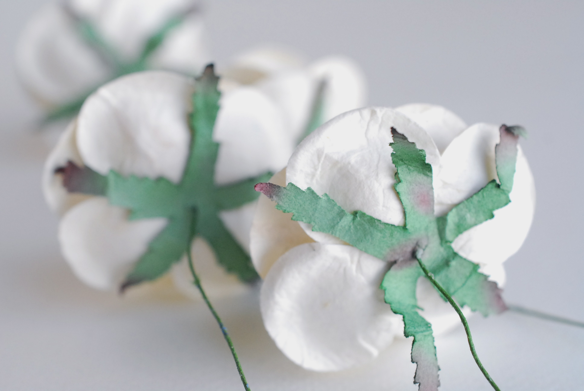 ดอกไม้กระดาษสา ดอกกุหลาบกระดาษ ดอกไม้กระดาษสา งานประดิษฐ์ ราคาส่ง ขนา่ด 4.5 cm., สำหรับของชำร่วย, งานแต่งงาน,สีน้ำเงิน-ขาว Paper flower,20 Pieces mulberry rose, 4.5 cm. medium navy blue-white color.