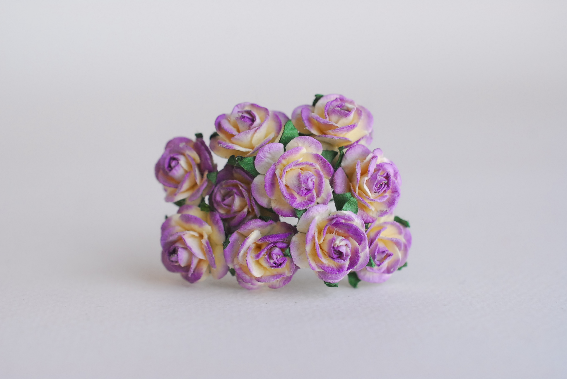 ดอกไม้กุหลาบกระดาษ, ดอกกุหลาบกระดาษสา ดอกกุหลาบจิ๋ว ดอกกุหลาบกระดาษสา สำหรับประดับ ตกแต่งของชำร่วย, งานแต่งงาน สีMIXED แดงปัดเหลือง ส้มทูโทน เขียวปัด เหลืองปัด ฟ้าตุ่นปัด ม่วงปัดขาว ม่วงปัดครีม ม่วงอ่อนปัดขาว และ ชมพูปัดครีม ขนาด 1.5 cm. จำนวน 100 ดอก