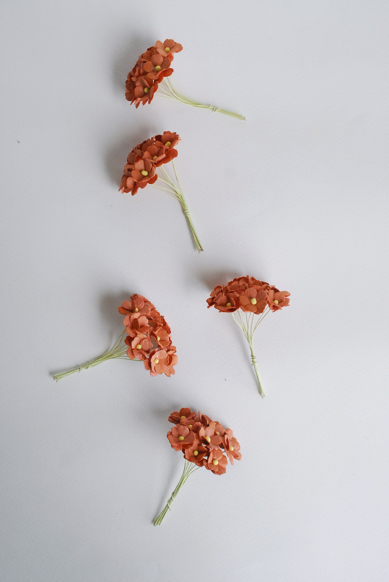 ดอกไม้กระดาษสา ราคาส่ง, ดอกไฮเดรนเยียกระดาษสา ดอกไม้ประดิษฐ์ ตกแต่งงานแต่งงาน ประดิษฐ์ข้อมือเพื่อนเจ้าสาว ขนา่ด 1.5 cm., สำหรับของชำร่วย, งานแต่งงาน, ดอกไม้ทำข้อมือเจ้าสาว สีน้ำตาล จำนวน 100 ดอก Paper flower,100 Pieces mulberry hydenyia brown color