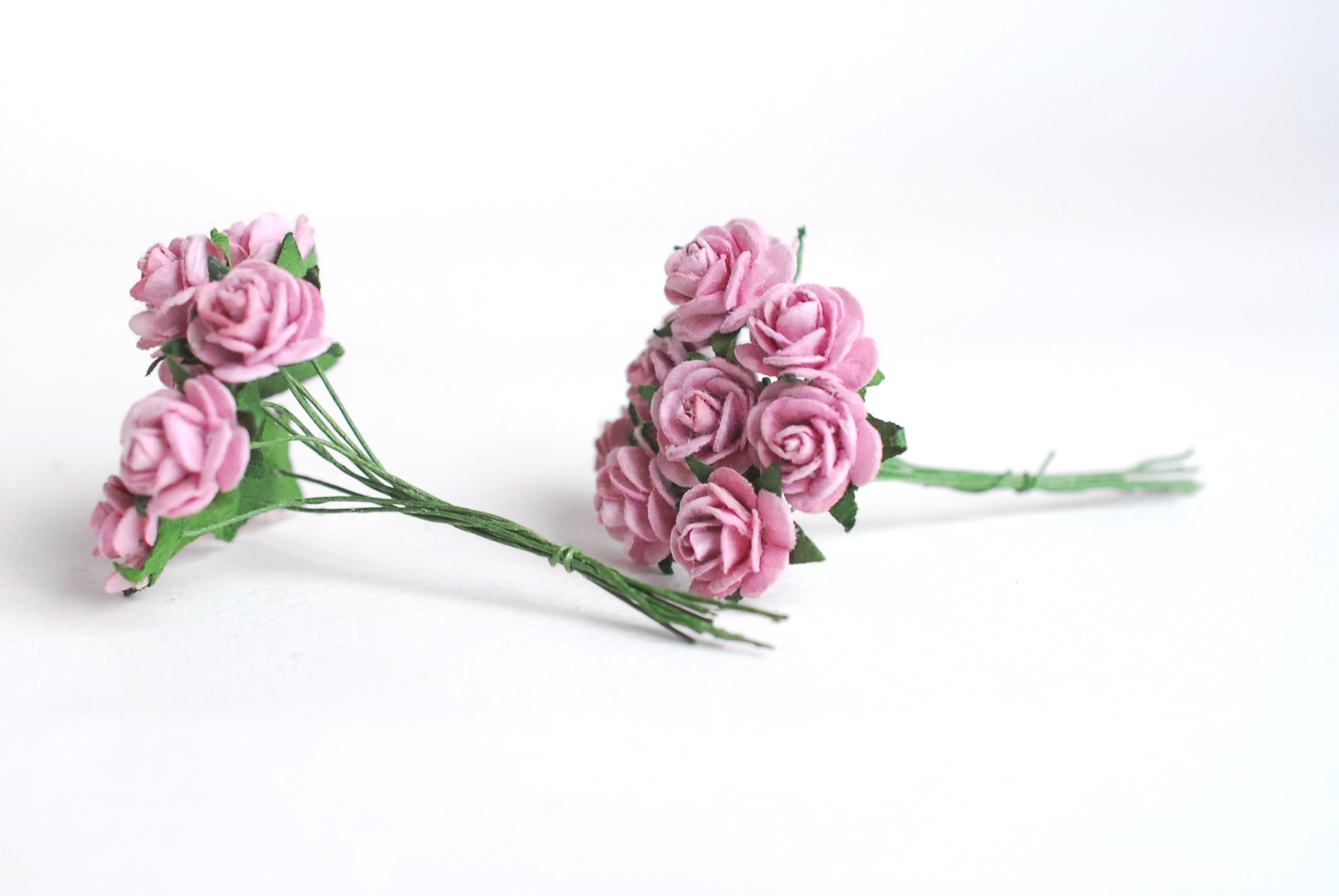 ดอกไม้กุหลาบกระดาษ ดอกไม้กระดาษสา, ดอกกุหลาบจิ๋ว, ดอกไม้กระดาษสาขายส่ง สีชมพูม่วง ขนาด 1.5 cm. จำนวน 100 ดอก Paper Flowers size 1.5 cm., mini roses pink purple color, 100 pcs.