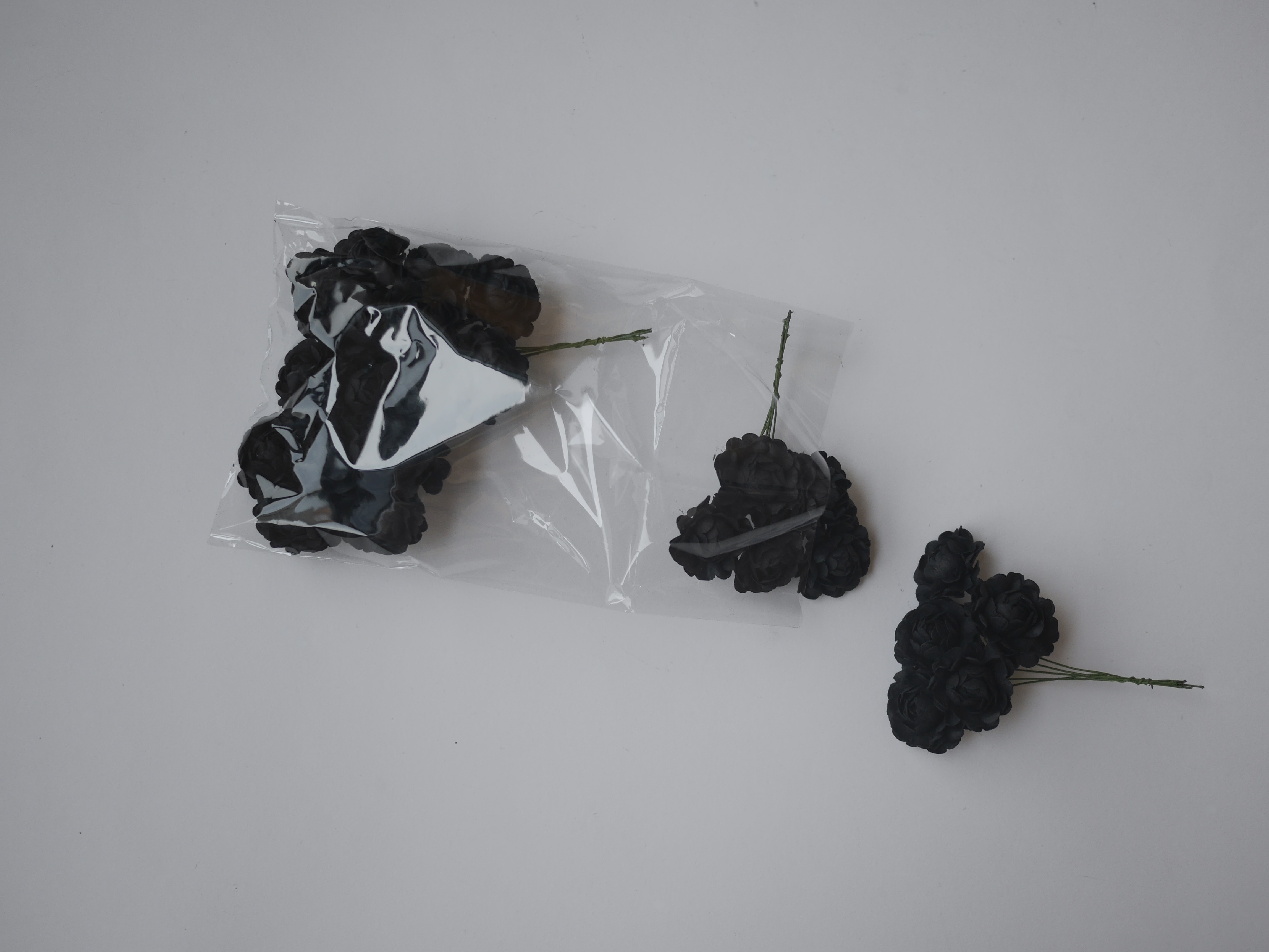 ดอกไม้กระดาษสา ดอกกุหลาบกระดาษสา 5ชั้น ดอกไม้กุหลาบ ดอกไม้ประดิษฐ์ สำหรับตกแต่ง หรืองานแต่งงาน สีดำ ขนาด 3.5 cm. จำนวน 25 ดอก Paper flowers, handmade flowers, small roses paper 5 layers size 3.5 cm. 25 pieces, black color