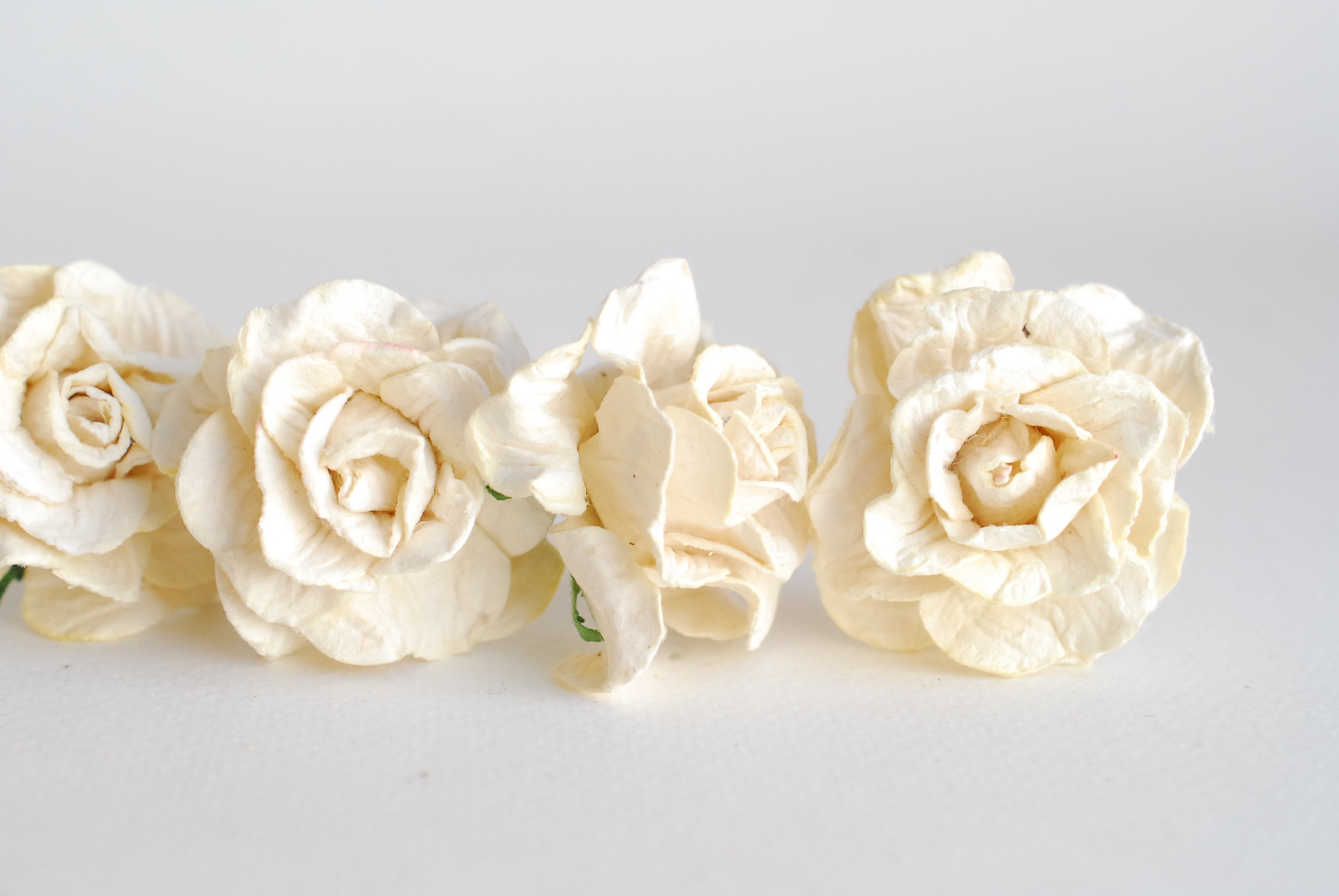 ดอกไม้ประดิษฐ์ ดอกไม้กระดาษสา ตกแต่งงานแต่งงาน งานแต่งงาน ดอกไม้ทำมงกุฎ ดอกกุหลาบขนาด 4 cm. 25ดอก กลีบบิด สีครีม Ivory color
