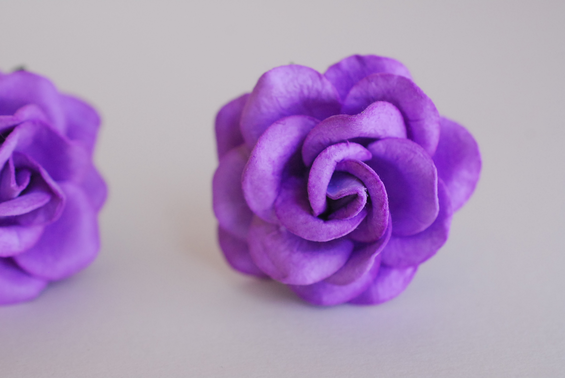 ดอกไม้กระดาษสา ดอกกุหลาบกระดาษสา ดอกไม้กุหลาบ กลีบโค้ง ดอกไม้ประดิษฐ์ สำหรับตกแต่ง หรืองานแต่งงาน สีม่วงขนาด 3.5 cm. จำนวน 25 ดอก Paper flowers, handmade flowers, small roses paper size 3.5 cm. 25 pieces, purple color.