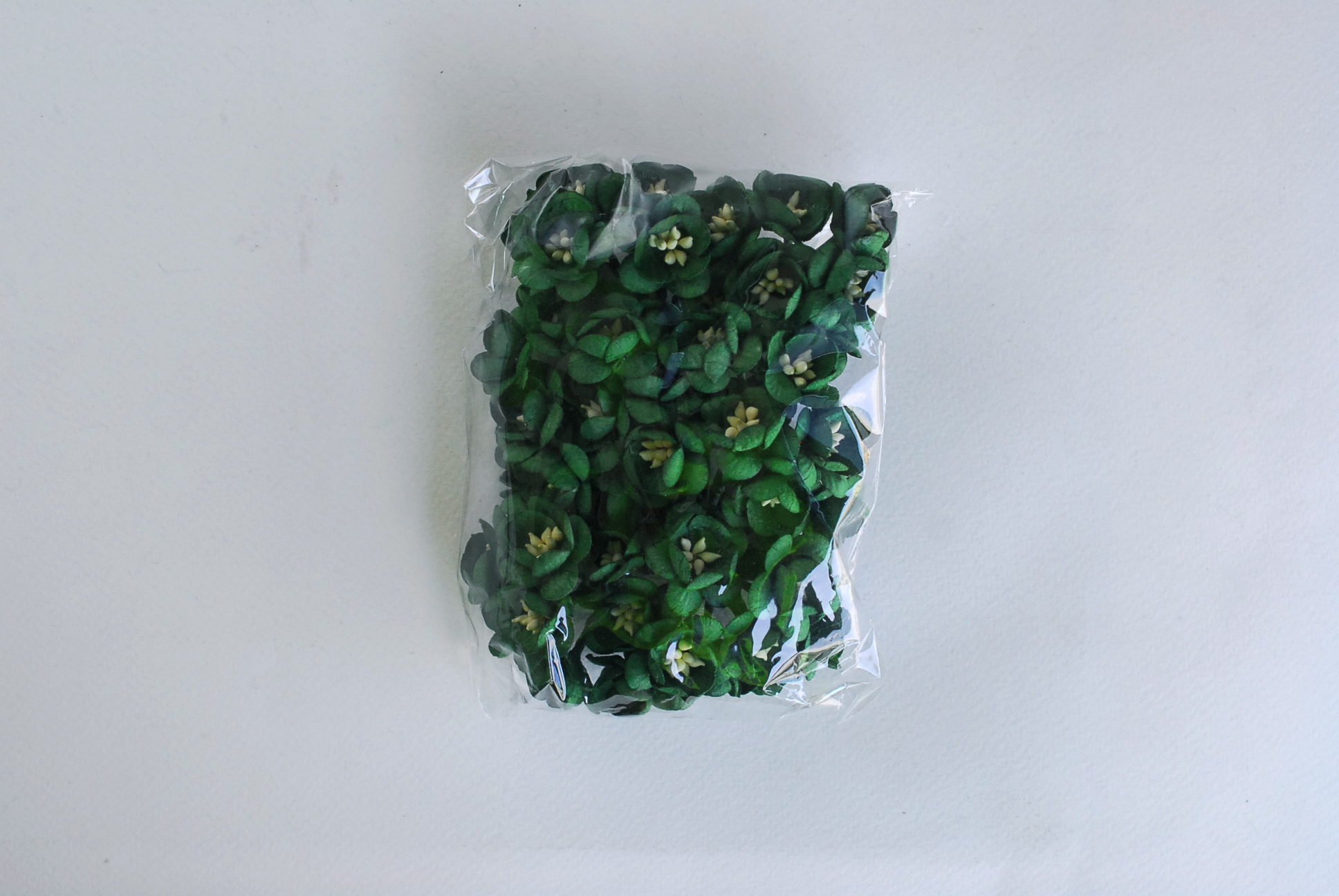 ดอกไม้กระดาษสา ดอกซากุระกระดาษ ดอกไม้กระดาษสาราคาส่ง ดอกไม้กระดาษสำหรับตกแต่งของชำร่วย งานแต่งงาน ทำช่อดอกไม้ติดอกเจ้าบ่าว ข้อมือดอกไม้เจ้าสาว ขนาด2.5 cm. 50 ดอก สีเขียวเข้มคริสมาส Paper flowers supplies: DIY wedding tools Cherry blossom (Sakura) 50 pcs.