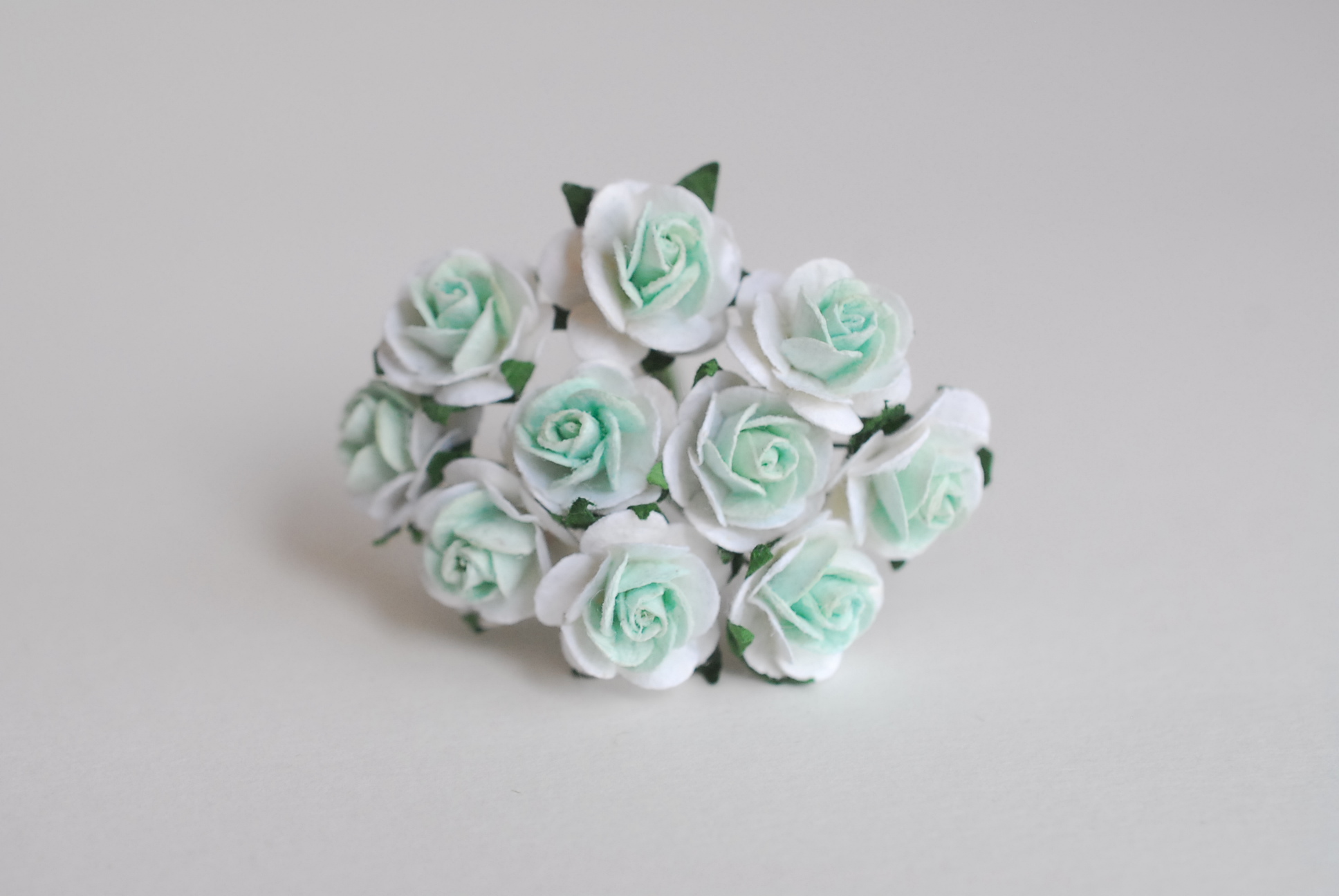 ดอกไม้กุหลาบกระดาษ, ดอกกุหลาบกระดาษสา ดอกกุหลาบจิ๋ว ดอกกุหลาบกระดาษสา สำหรับประดับ ตกแต่งของชำร่วย, งานแต่งงาน สีMIXED ม่วงอ่อน ม่วงตุ่น มิ้น มิ้น-ขาว และ ฟ้าตุ่น ขนาด 1.5 cm. จำนวน 100 ดอก