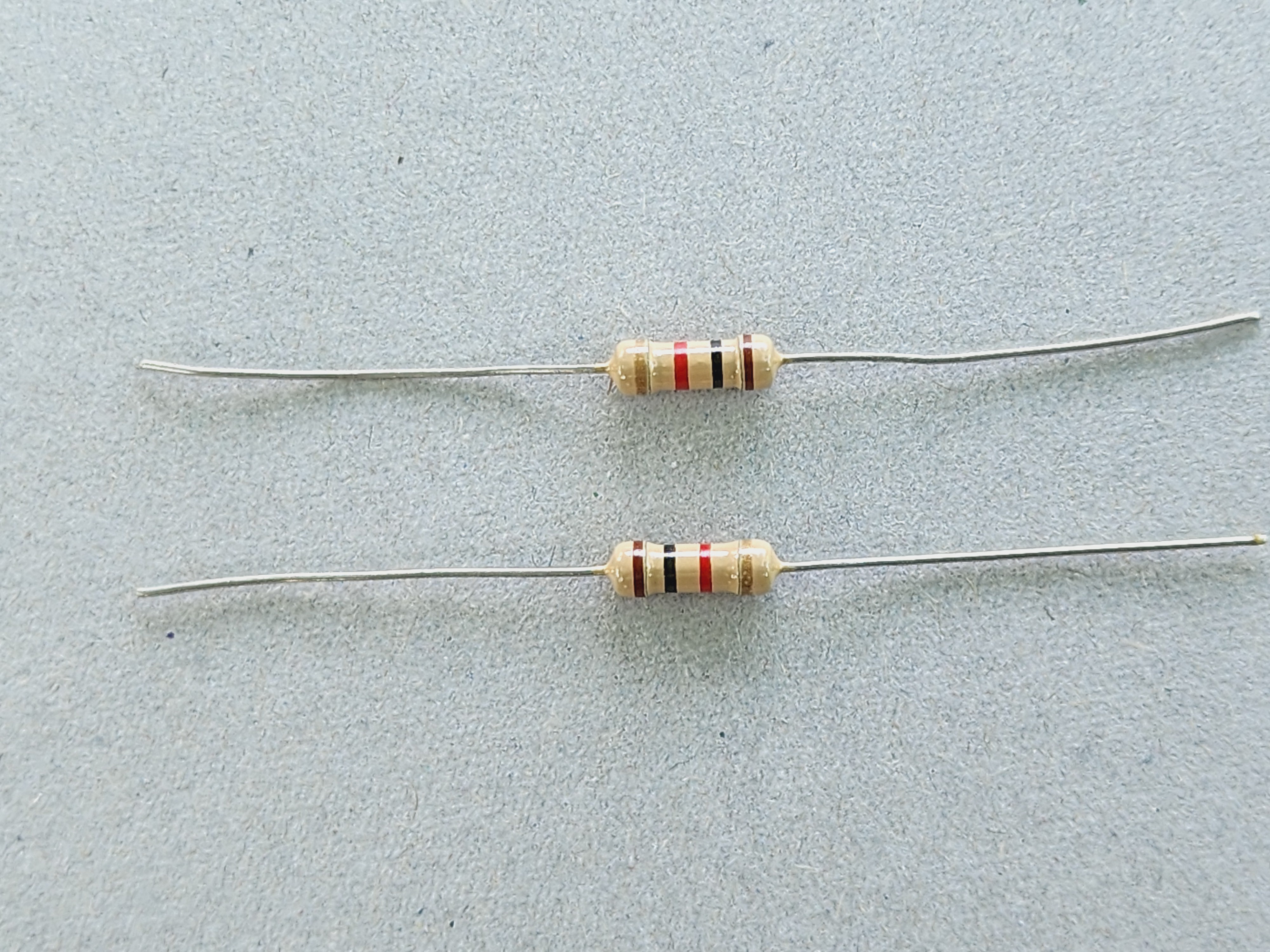 รูปตัวต้านทานแบบฟิล์มคาร์บอน R3 และ สัญลักษณ์ตัวต้านทาน