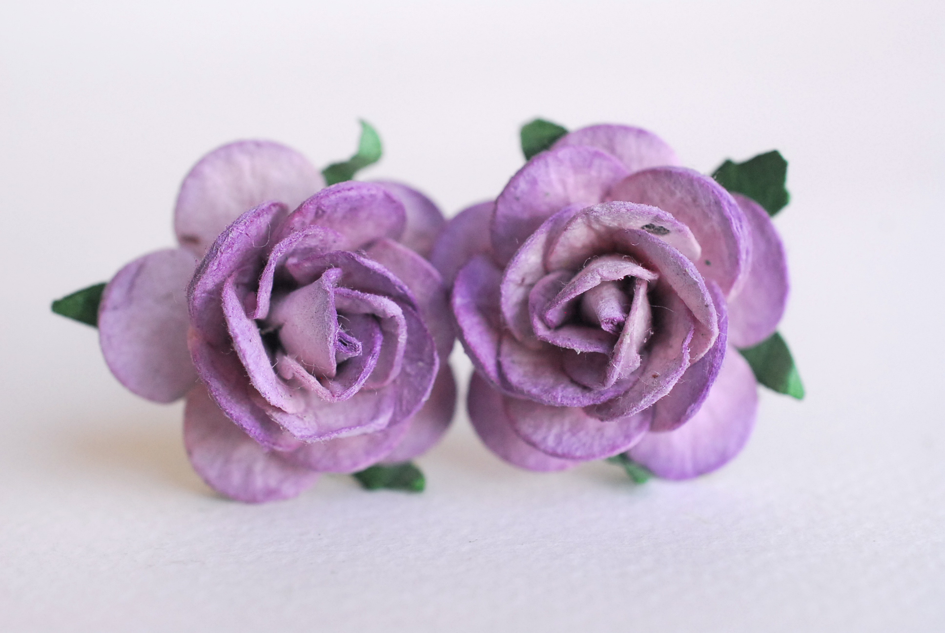 ดอกไม้กระดาษ ดอกไม้กระดาษสา ราคาส่ง,ดอกไม้กุหลาบกระดาษ ดอกกุหลาบกระดาษสา ดอกไม้ประดิษฐ์ สำหรับตกแต่ง หรืองานแต่งงาน สีม่วงตุ่น ขนาด 2.5 cm. จำนวน 50 ดอก