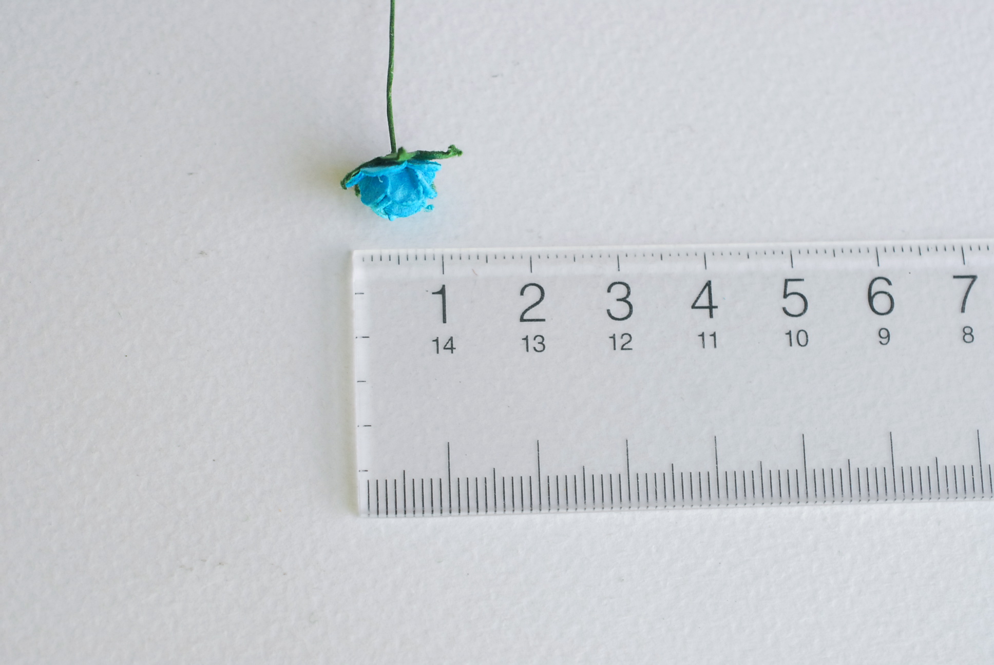 ดอกไม้กระดาษสาสำหรับตกแต่ง ของชำร่วย ดอกกุหลาบ ดอกกุหลาบสีแดง กระดาษสา สีฟ้าน้ำทะเลขนาด 1 cm. จำนวน 100 ดอก/1 ถุง