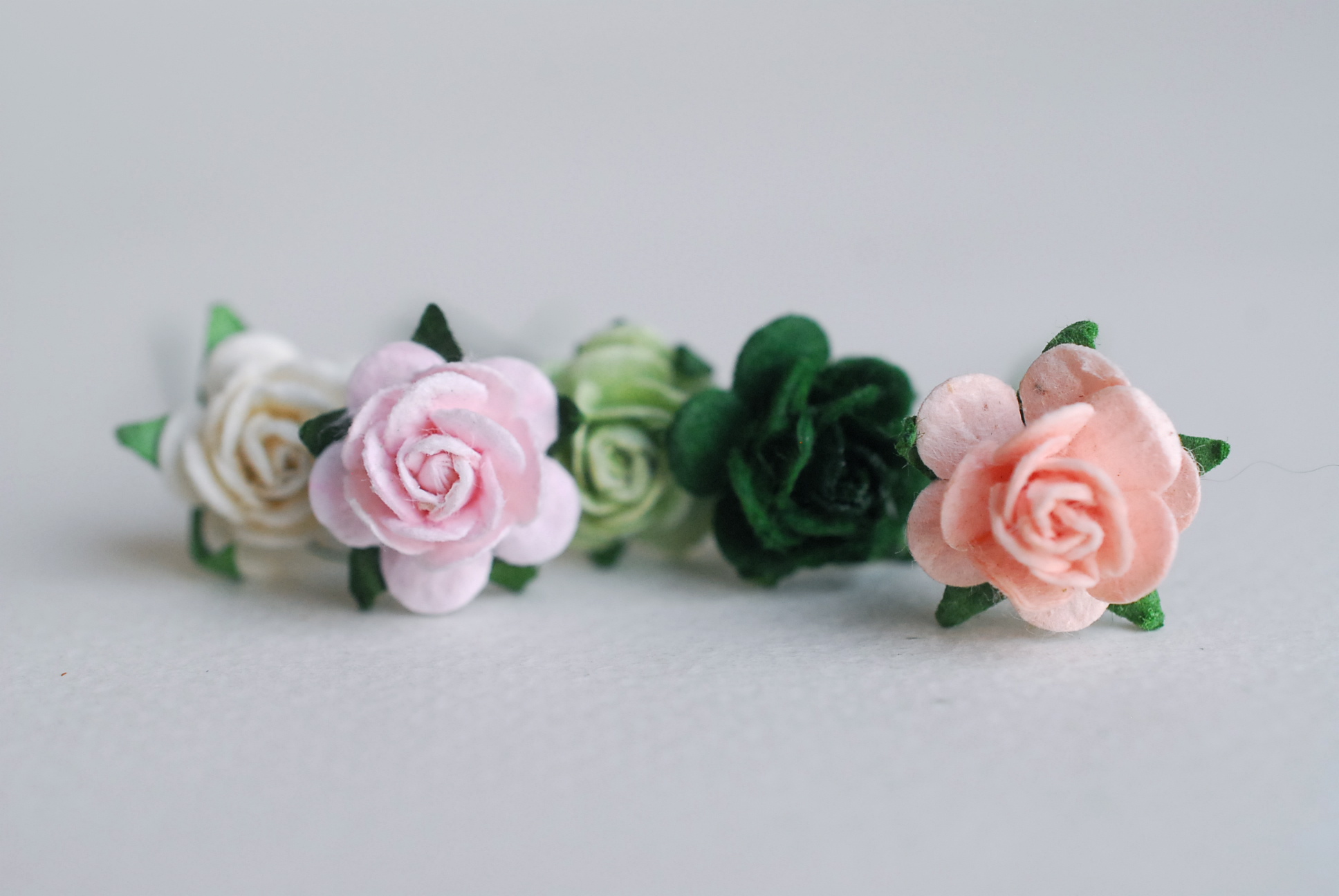 ดอกไม้กุหลาบกระดาษ, ดอกกุหลาบกระดาษสา ดอกกุหลาบจิ๋ว ดอกกุหลาบกระดาษสา สำหรับประดับ ตกแต่งของชำร่วย, งานแต่งงาน สีMIXED เขียวเข้ม เขียวตุ่น ชมพู พีชอ่อน ขาวof-white ขนาด 1.5 cm. จำนวน 100 ดอก