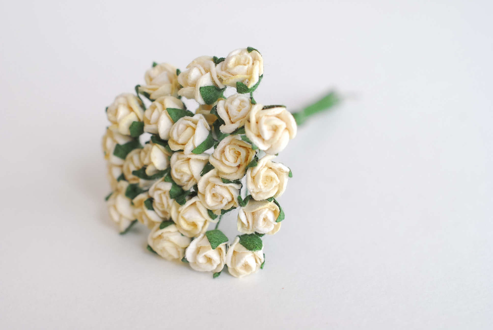 ดอกไม้กระดาษสา ดอกไม้กระดาษสา จตุจักร งานประดิษฐ์ ดอกไม้ทำข้อมือเพื่อนเจ้าสาว แต่งงาน, ดอกกุหลาบตูม 50 ดอก สีครีมอ่อน ขนาด 0.8x0.8 cm. paper flowers, budding roses flower 0.8 x 0.8 cm. 50 pieces. ivory color