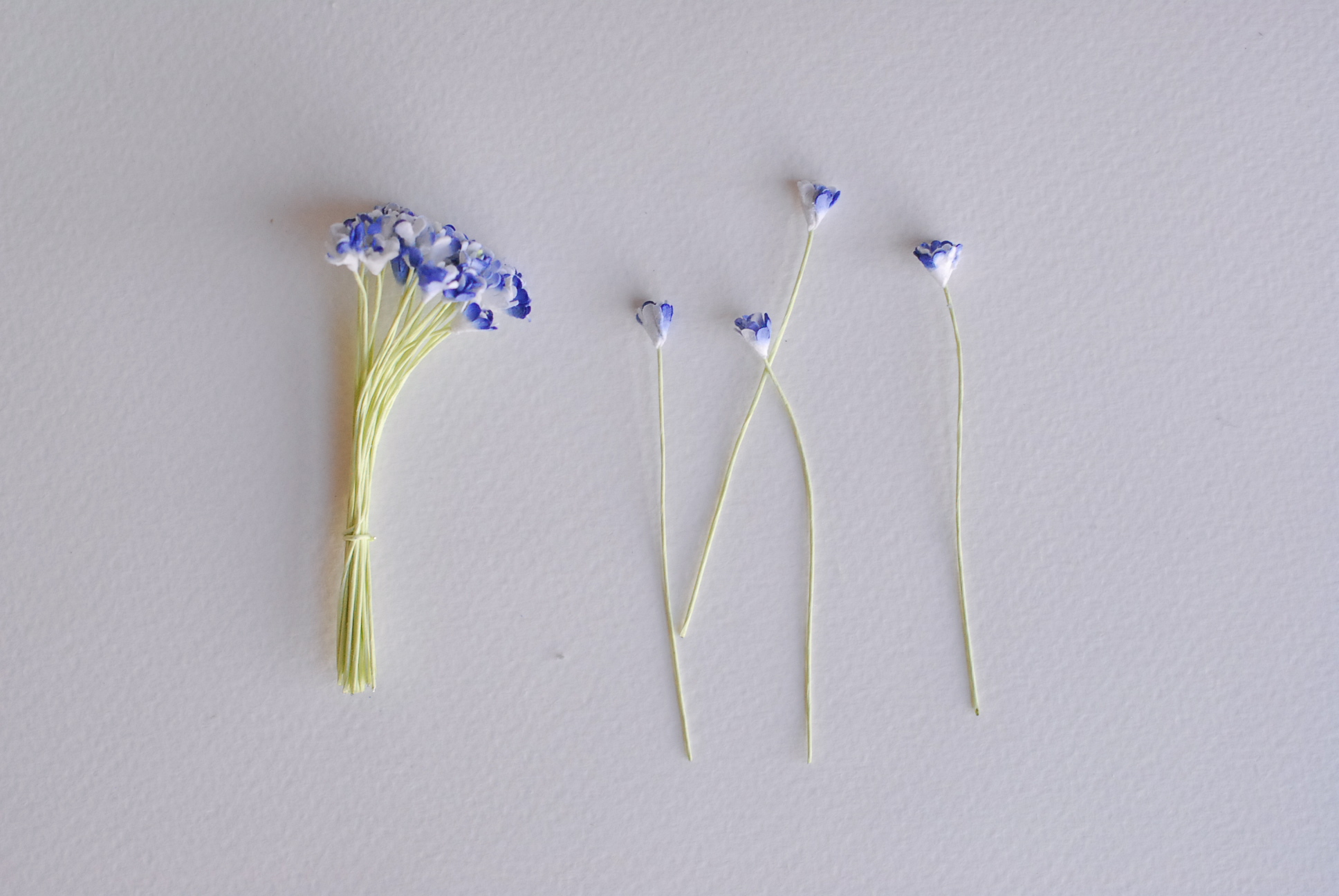 ดอกไม้ประดิษฐ์, ดอกไม้กระดาษสา, ดอก gypsophila, ดอกยิปโซ งานประดิษฐ์ตกแต่งของชำร่วย, ดอกไม้ทำพานพุ่ม, พานรับไหว้, ขนาด 0.4 cm. สีน้ำเงินปัดขาว