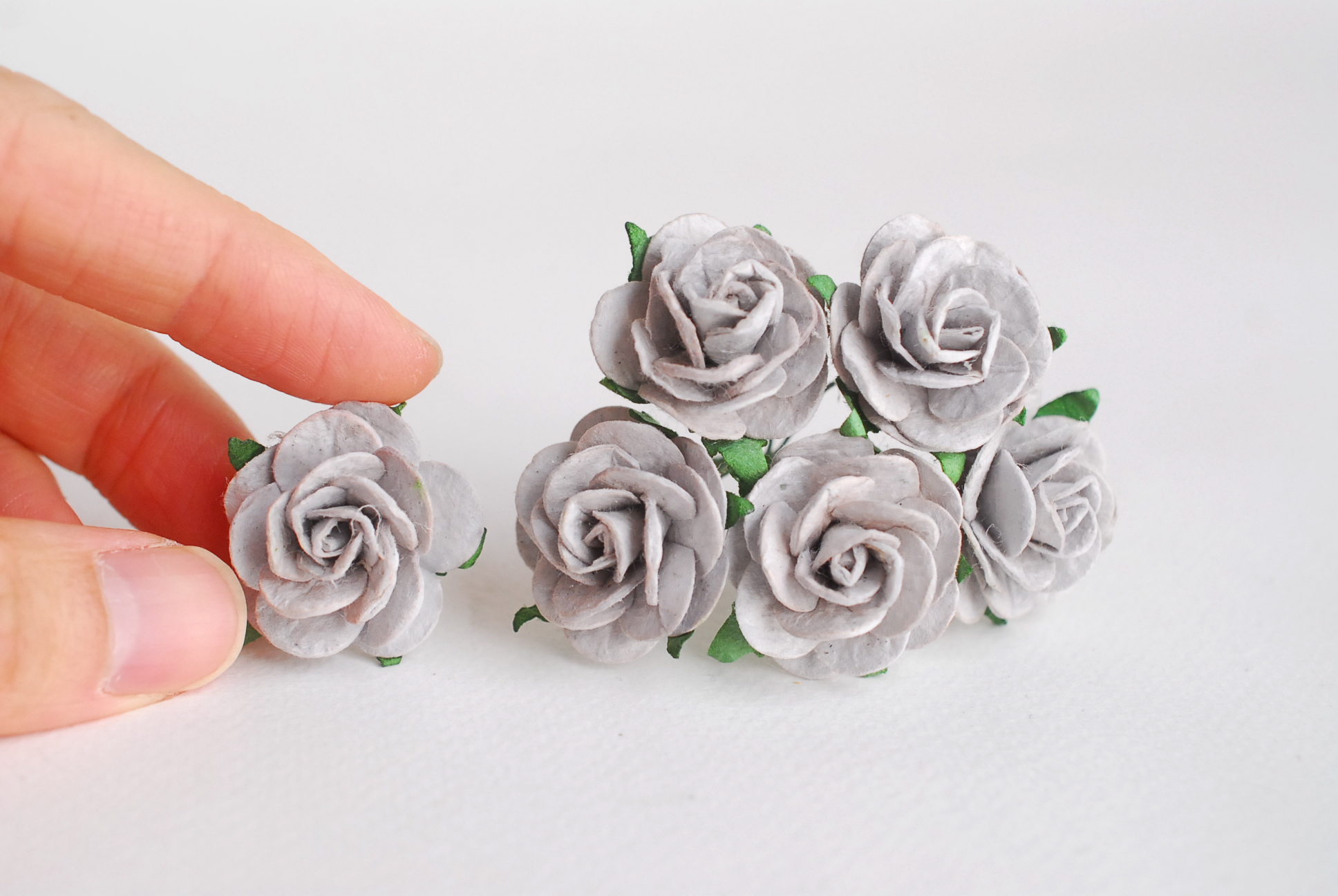 ดอกไม้กระดาษสา ดอกไม้กระดาษสา ราคาส่ง, ดอกกุหลาบกระดาษสา ดอกไม้ประดิษฐ์ สำหรับตกแต่ง หรืองานแต่งงาน สีเทา ขนาด 2.5 cm. จำนวน 50 ดอก Paper flowers, handmade flowers, small roses paper size 2.5 cm. 50 pieces, grey color.