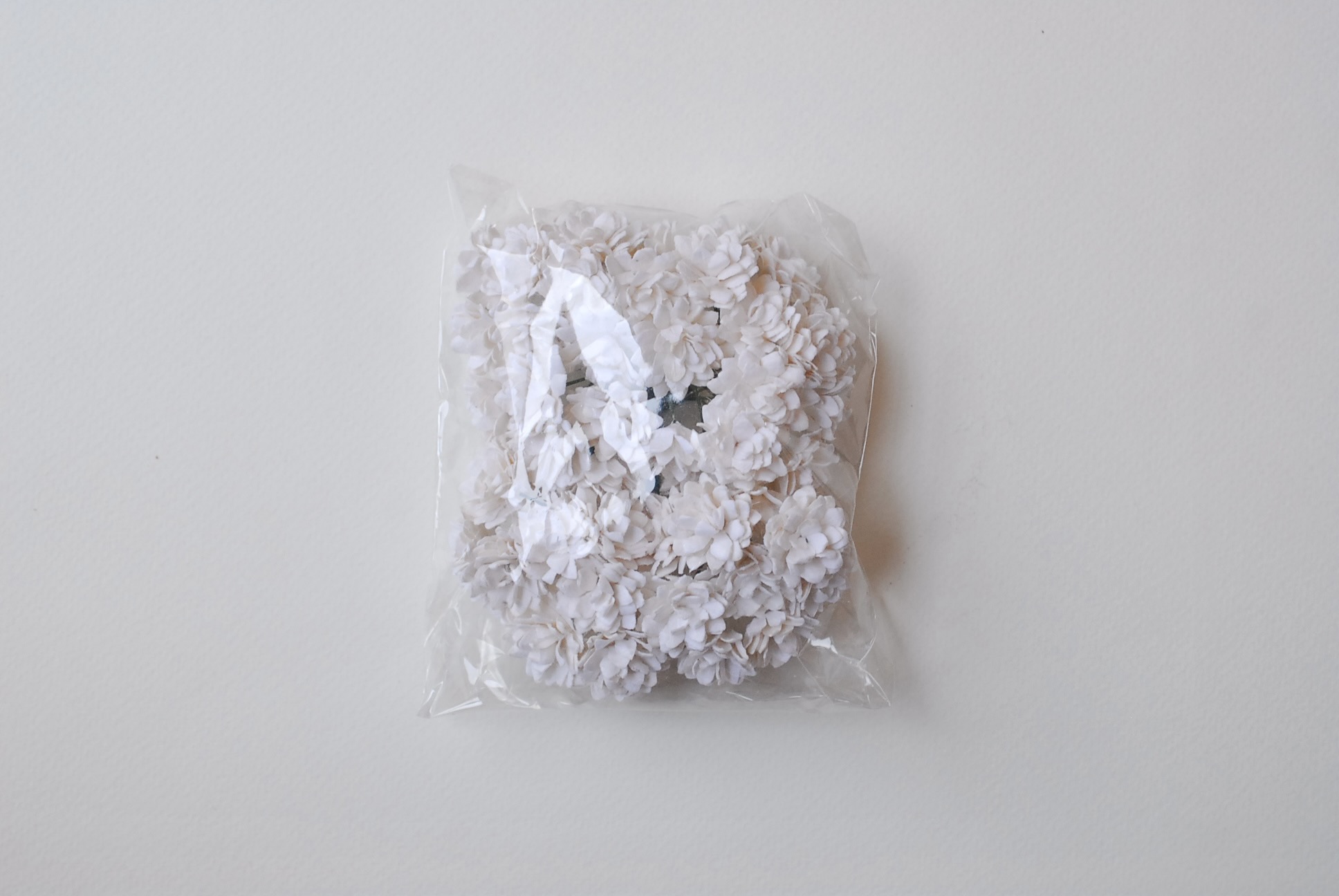 ดอกไม้ประดิษฐ์, ดอกไม้กระดาษสา, ดอก gypsophila, ดอกยิปโซ งานประดิษฐ์ตกแต่งของชำร่วย, ดอกไม้ทำพานพุ่ม,พานพวงมาลัย, พานรับไหว้, ขนาด 2 cm. สีขาว