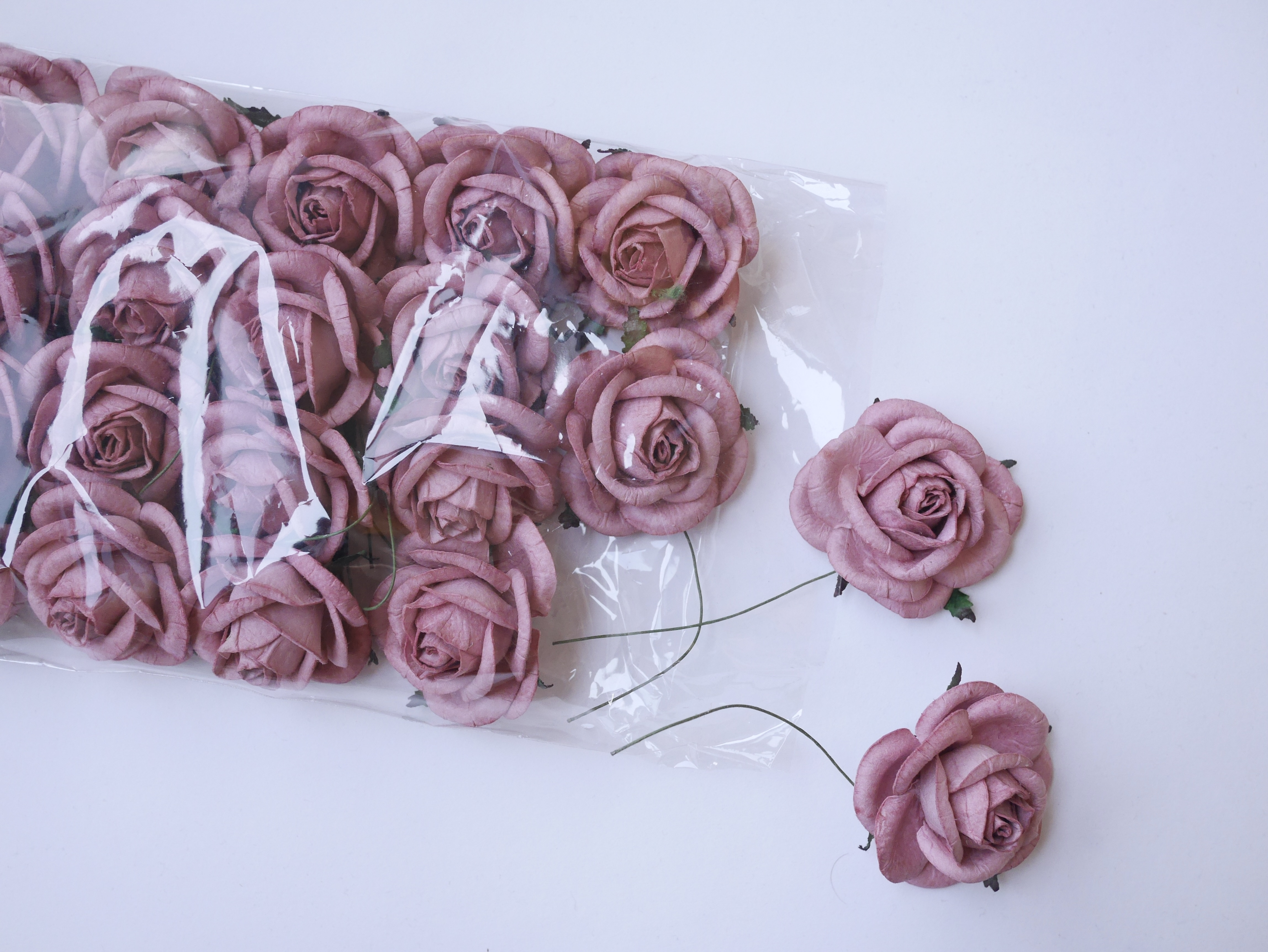 ดอกไม้กระดาษสา ราคาส่ง, ดอกกุหลาบกระดาษสา ดอกไม้ประดิษฐ์ ตกแต่งงานแต่งงาน ขนาด 4.5 cm., สำหรับของชำร่วย, งานแต่งงาน, ดอกไม้ทำข้อมือเจ้าสาว Paper flower,20 Pieces mulberry rose, 4.5 cm. สี115-1