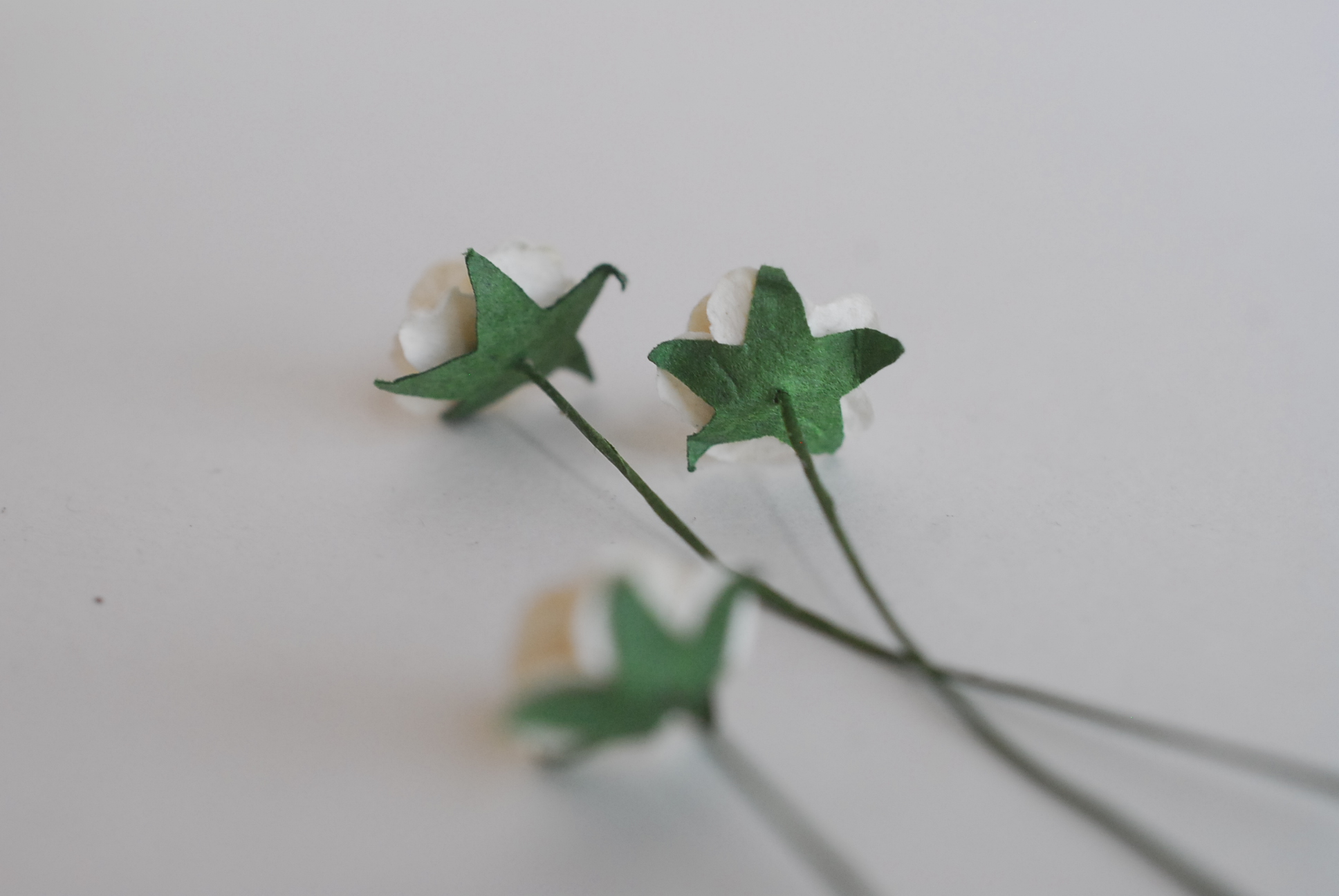 ดอกไม้กระดาษสาสำหรับตกแต่ง ของชำร่วย ดอกกุหลาบ กระดาษสา สีน้ำตาล-ขาว ขนาด 1 cm. จำนวน 100 ดอก/1 ถุง