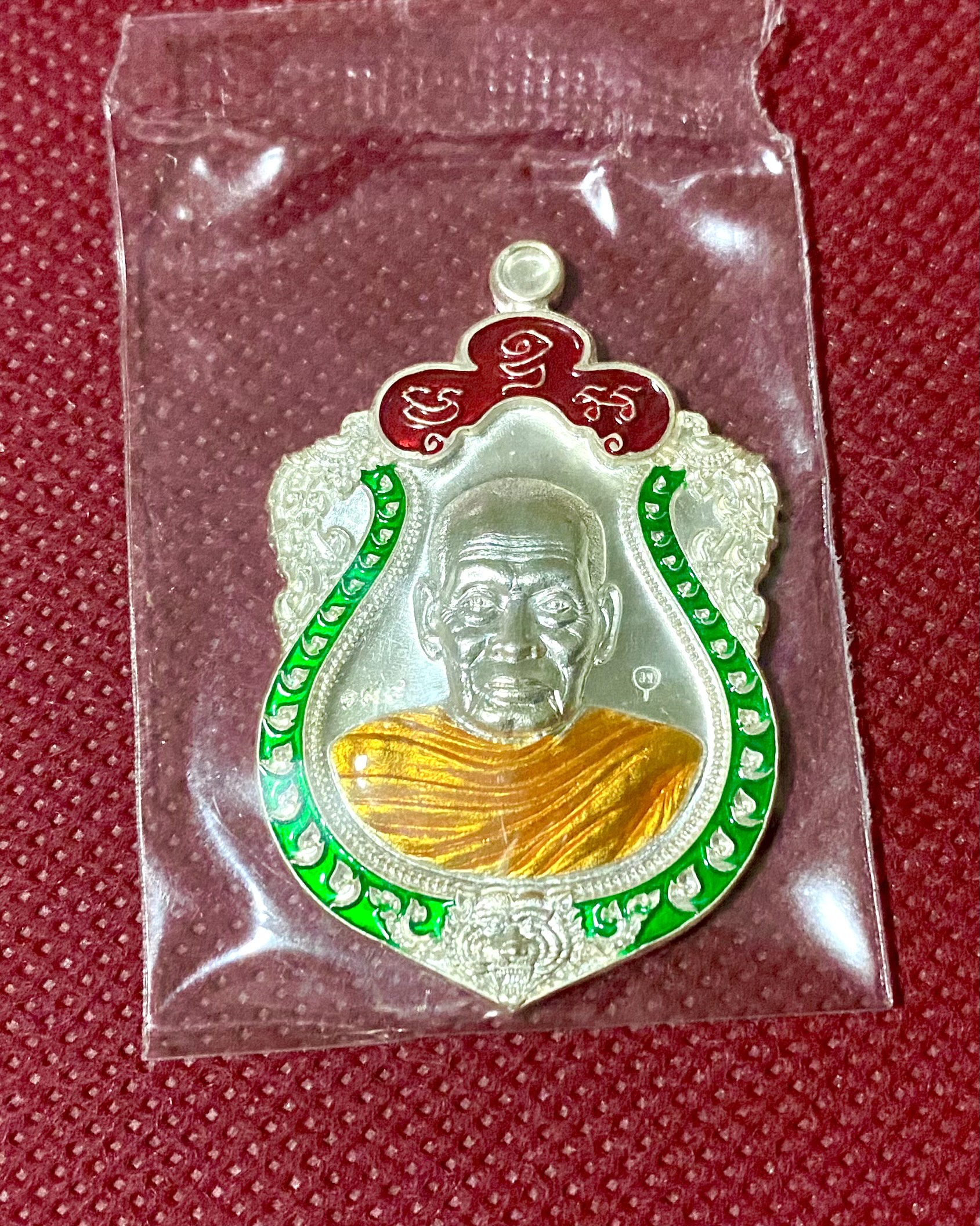 เหรียญเสมาหัวเสือ เศรษฐีหมื่นล้าน เนื้อเงินลงยา แดง-เขียว หลวงพ่อพัฒน์ วัดห้วยด้วน หมายเลข ๑๙๔ สร้าง 399 เหรียญ ปี 2563