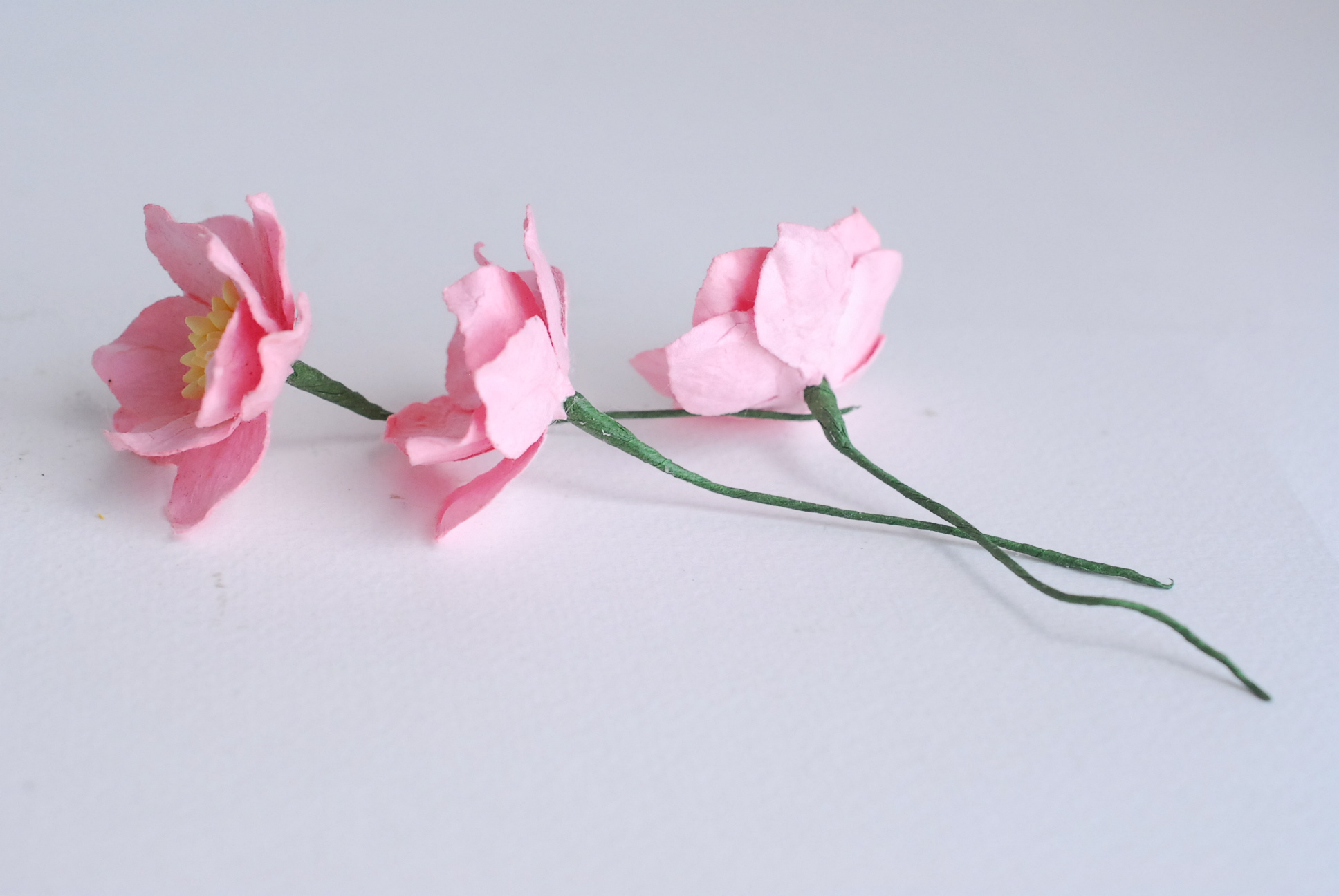 ดอกไม้กระดาษสา ดอกโลตัสอินโดนิเซียกระดาษ ดอกไม้กระดาษสาราคาส่ง ดอกไม้กระดาษสำหรับตกแต่งของชำร่วย งานแต่งงาน ทำช่อดอกไม้ติดอกเจ้าบ่าว ข้อมือดอกไม้เจ้าสาว ขนาด3.5 cm. 25 ดอก สีชมพู Paper flowers supplies: DIY wedding tools Big Cherry blossom (Lotus Indonisi