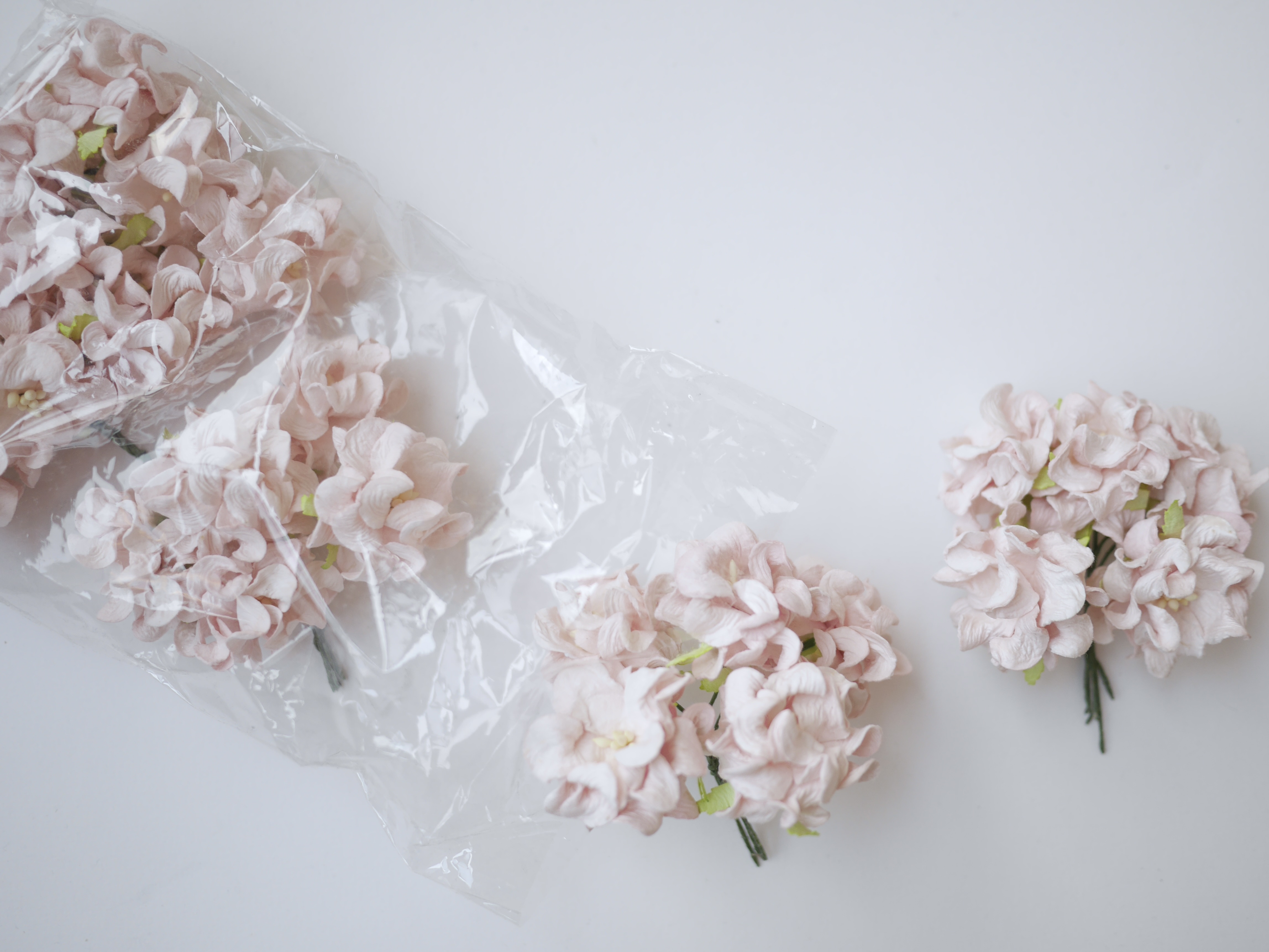 ดอกไม้กระดาษสา ราคาส่ง, ดอกการเดนเนียกระดาษสา ดอกไม้ประดิษฐ์ ตกแต่งงานแต่งงาน ประดิษฐ์ข้อมือเพื่อนเจ้าสาว ขนาด 3.5 cm., สำหรับของชำร่วย, งานแต่งงาน, ดอกไม้ทำข้อมือเจ้าสาว สีชมพูอ่อน จำนวน 25 ดอก Paper flower,25 Pieces mulberry gardenia flowers supplies, s