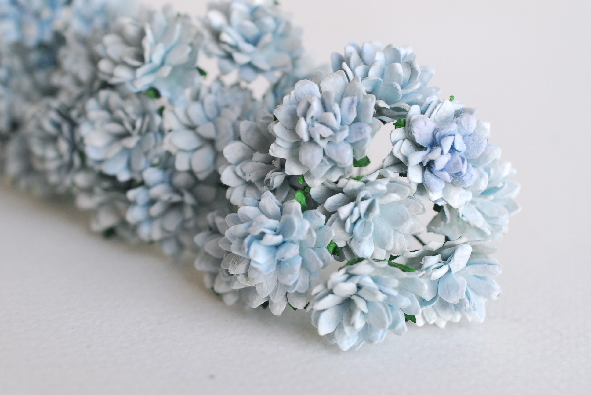 ดอกไม้ประดิษฐ์, ดอกไม้กระดาษสา, ดอก gypsophila, ดอกยิปโซ งานประดิษฐ์ตกแต่งของชำร่วย, ดอกไม้ทำพานพุ่ม,พานพวงมาลัย, พานรับไหว้, ขนาด 1.5 cm. สีฟ้าตุ่น