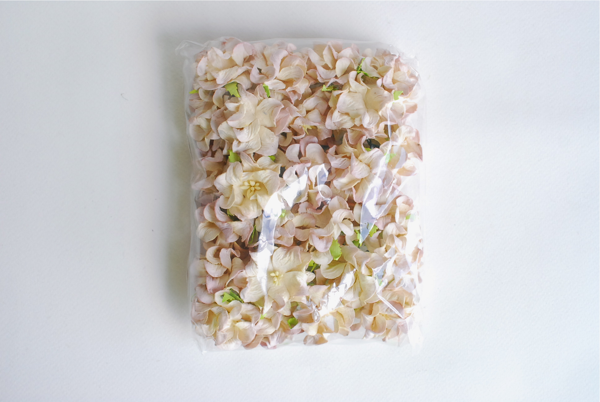 ดอกไม้กระดาษสา ราคาส่ง, ดอกการเดนเนียกระดาษสา ดอกไม้ประดิษฐ์ ตกแต่งงานแต่งงาน ประดิษฐ์ข้อมือเพื่อนเจ้าสาว ขนา่ด 3.5 cm., สำหรับของชำร่วย, งานแต่งงาน, ดอกไม้ทำข้อมือเจ้าสาว สีครีมปัดม่วงอ่อน จำนวน 25 ดอก Paper flower,25 Pieces mulberry gardenia flowers sup