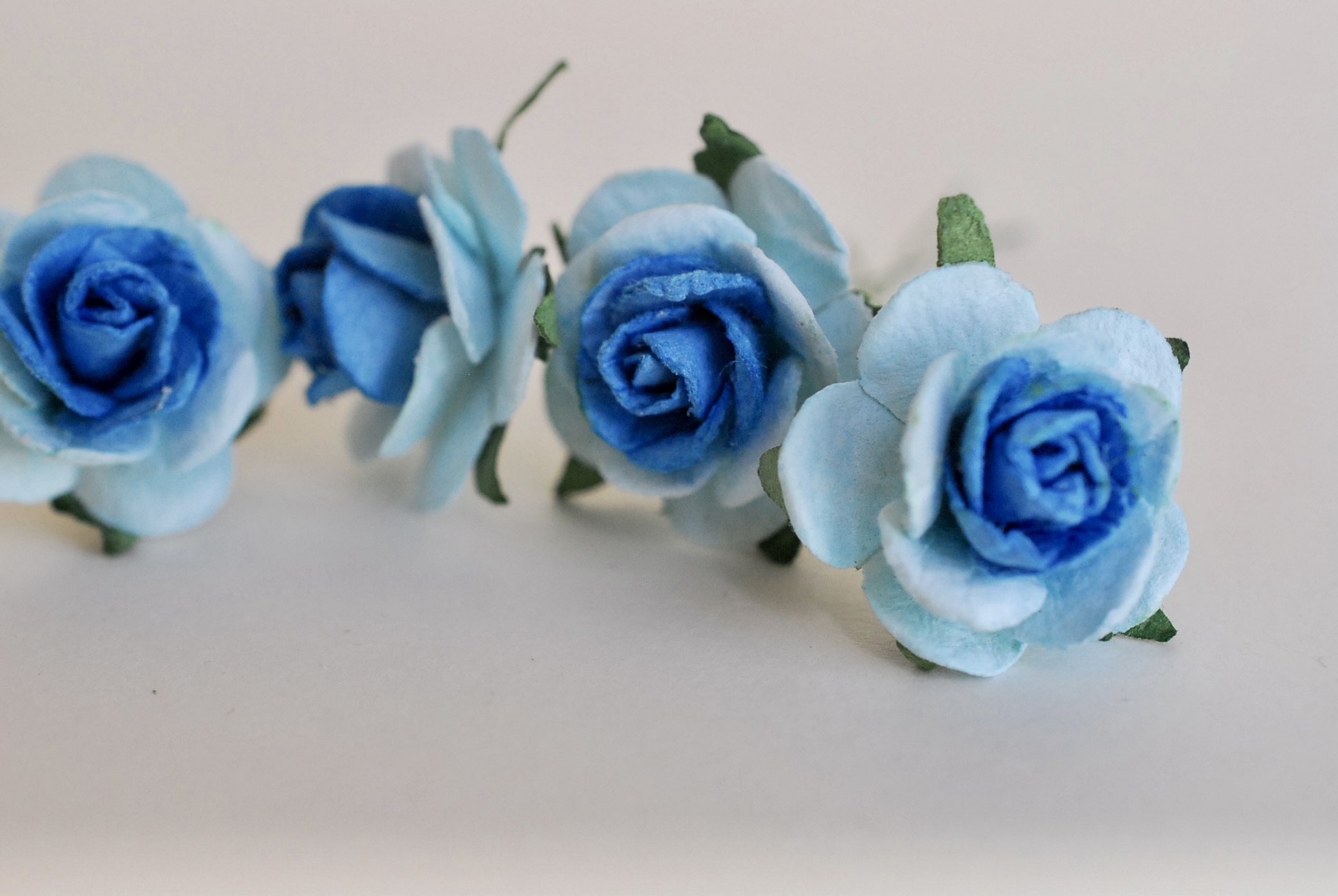 ดอกไม้กระดาษ ดอกไม้กระดาษสา ราคาส่ง,ดอกไม้กุหลาบกระดาษ ดอกกุหลาบกระดาษสา ดอกไม้ประดิษฐ์ สำหรับตกแต่ง หรืองานแต่งงาน น้ำเงิน-ฟ้า 2 tone ขนาด 2.5 cm. จำนวน 50 ดอก