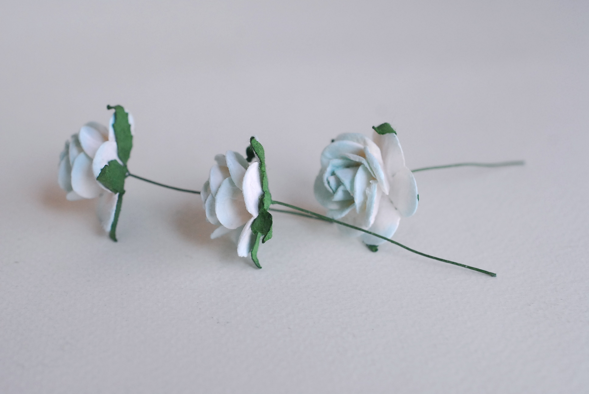 ดอกไม้กระดาษสา ดอกกุหลาบกระดาษ ดอกไม้กุหลาบกระดาษ ราคาส่ง, ดอกกุหลาบกระดาษสา ดอกไม้ประดิษฐ์ สำหรับตกแต่ง หรืองานแต่งงาน สีฟ้าอ่อนปัดขาว ขนาด 2.5 cm. จำนวน 50 ดอก paper flowers supplies DIY wedding flowers, mini roses paper size 2.5 cm. soft blue sky brush