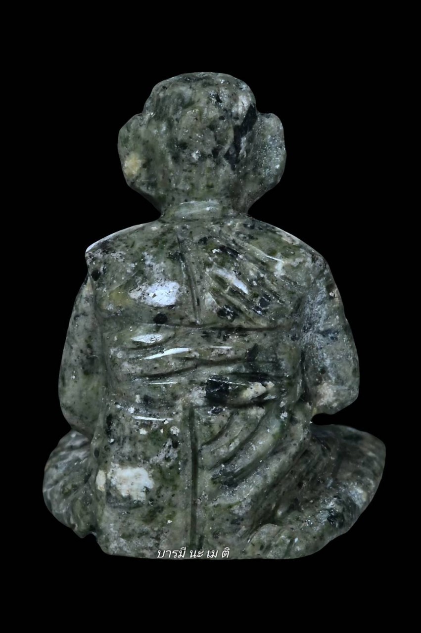 หลวงปู่หงษ์รูปเหมือนนั่งรวย เนื้อ : หินหยกแกะอุดผงธาตุขันต์